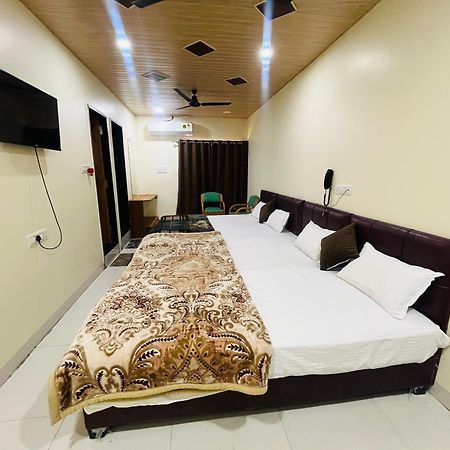 Shri Shiv Ganga Bhakt Niwas Hotel Uddzsaín Kültér fotó