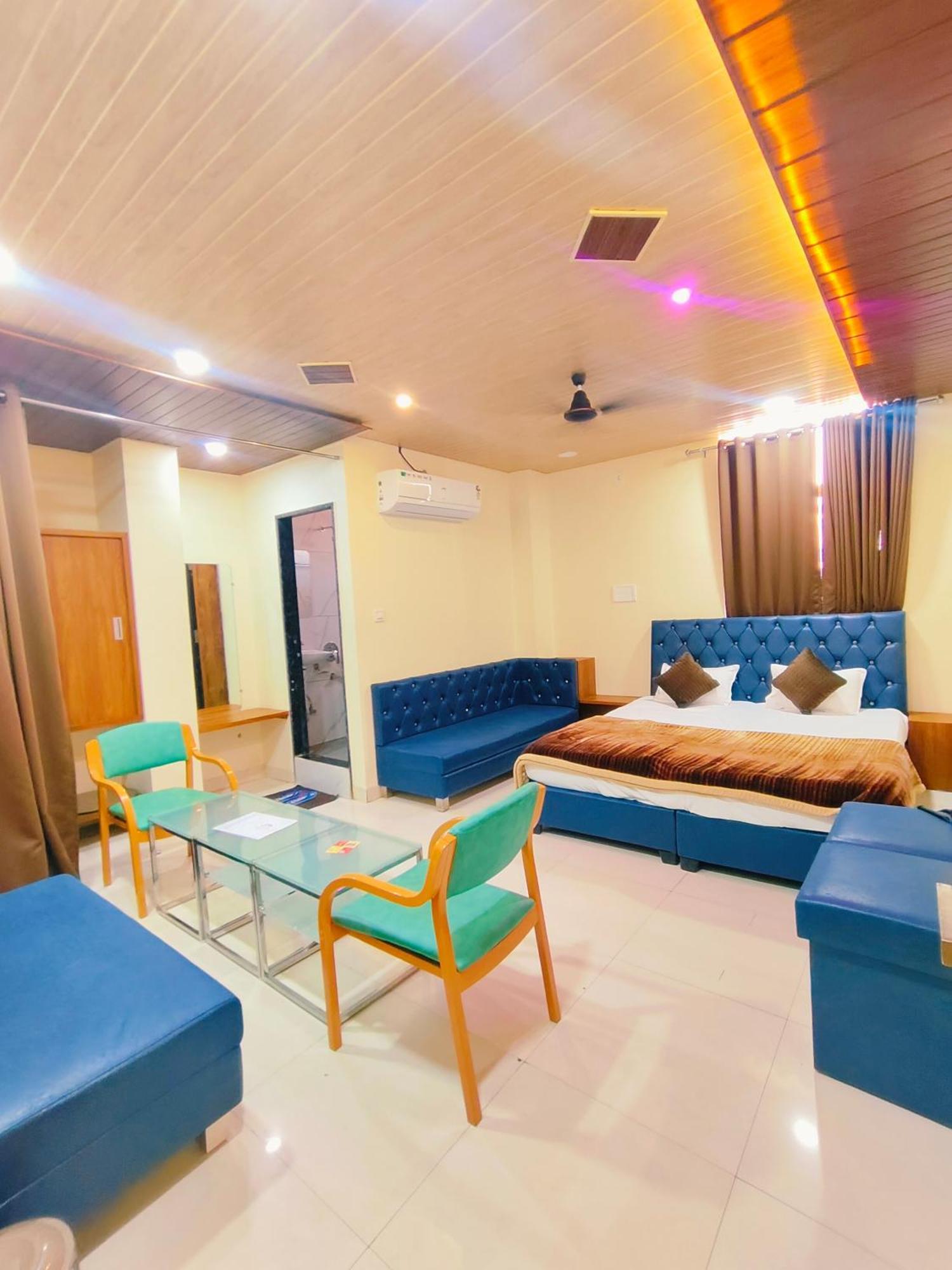 Shri Shiv Ganga Bhakt Niwas Hotel Uddzsaín Kültér fotó