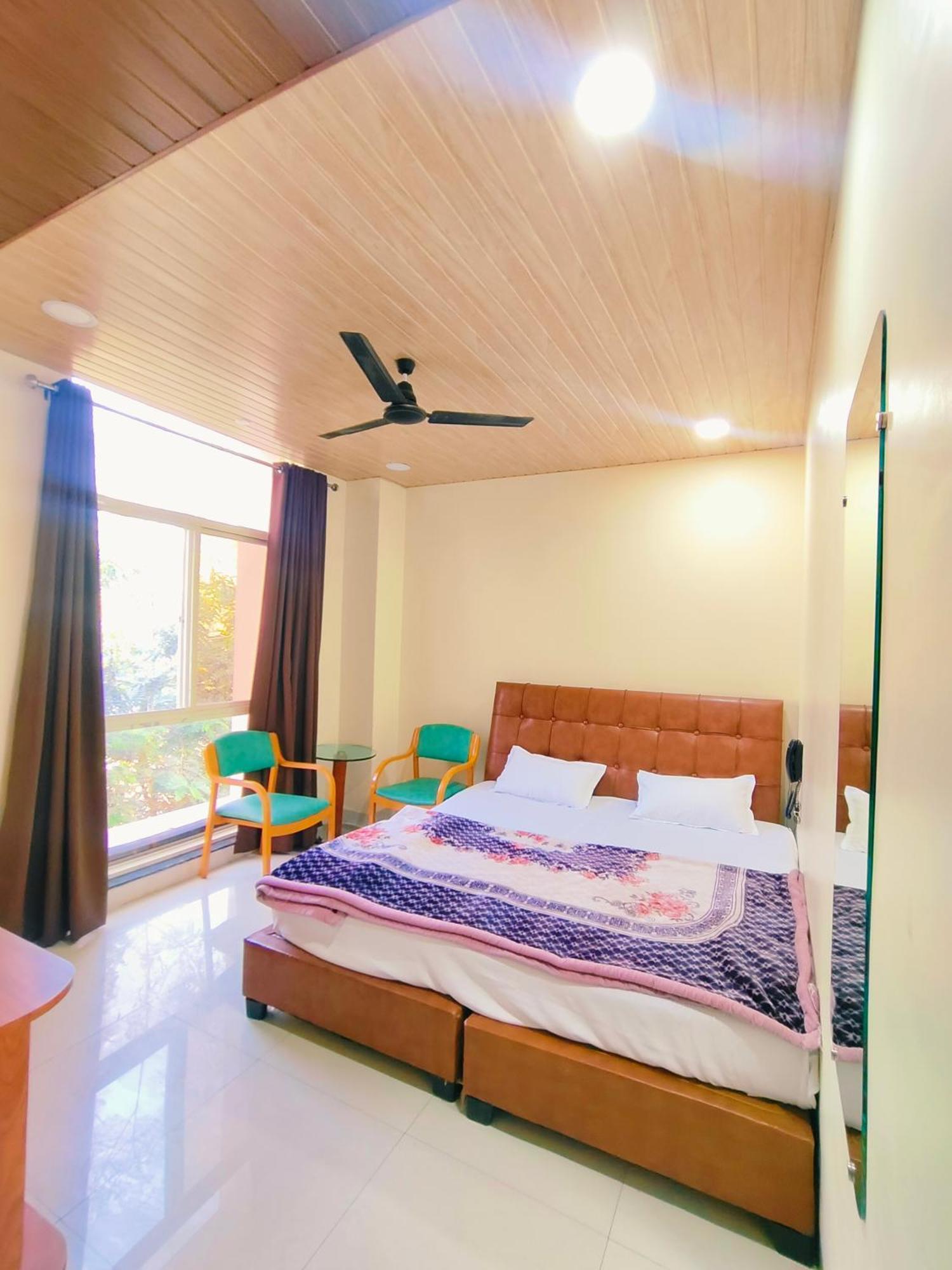 Shri Shiv Ganga Bhakt Niwas Hotel Uddzsaín Kültér fotó