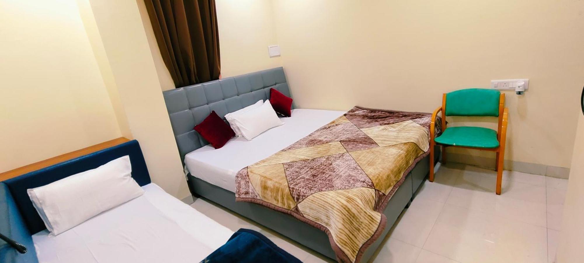Shri Shiv Ganga Bhakt Niwas Hotel Uddzsaín Kültér fotó