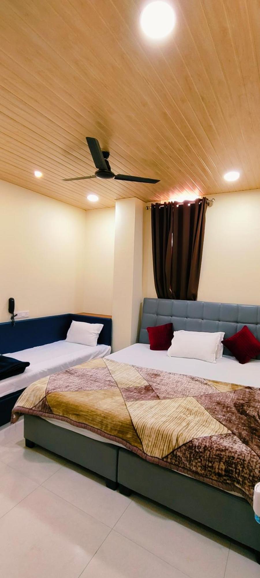 Shri Shiv Ganga Bhakt Niwas Hotel Uddzsaín Kültér fotó