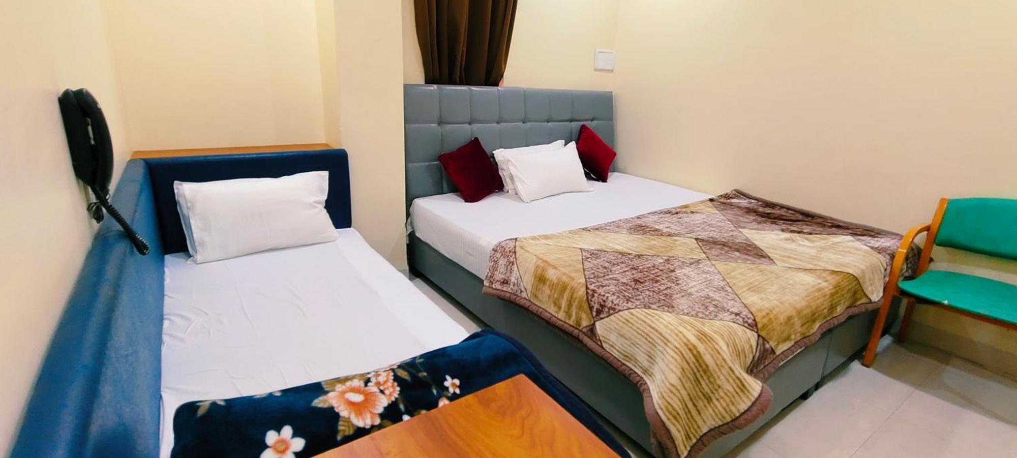 Shri Shiv Ganga Bhakt Niwas Hotel Uddzsaín Kültér fotó