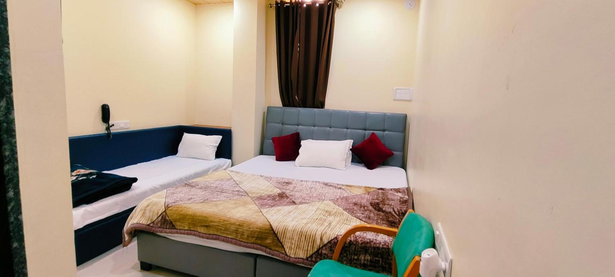 Shri Shiv Ganga Bhakt Niwas Hotel Uddzsaín Kültér fotó