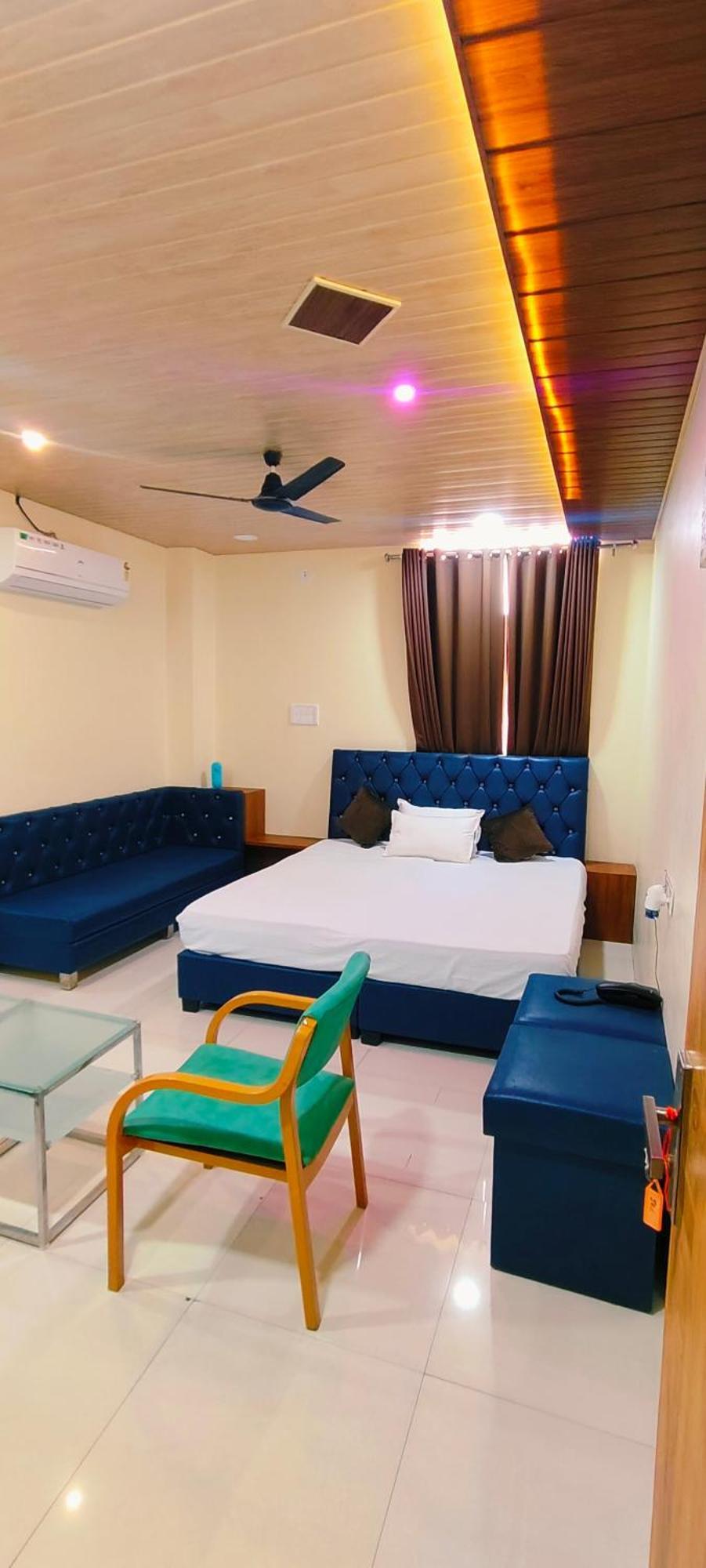 Shri Shiv Ganga Bhakt Niwas Hotel Uddzsaín Kültér fotó