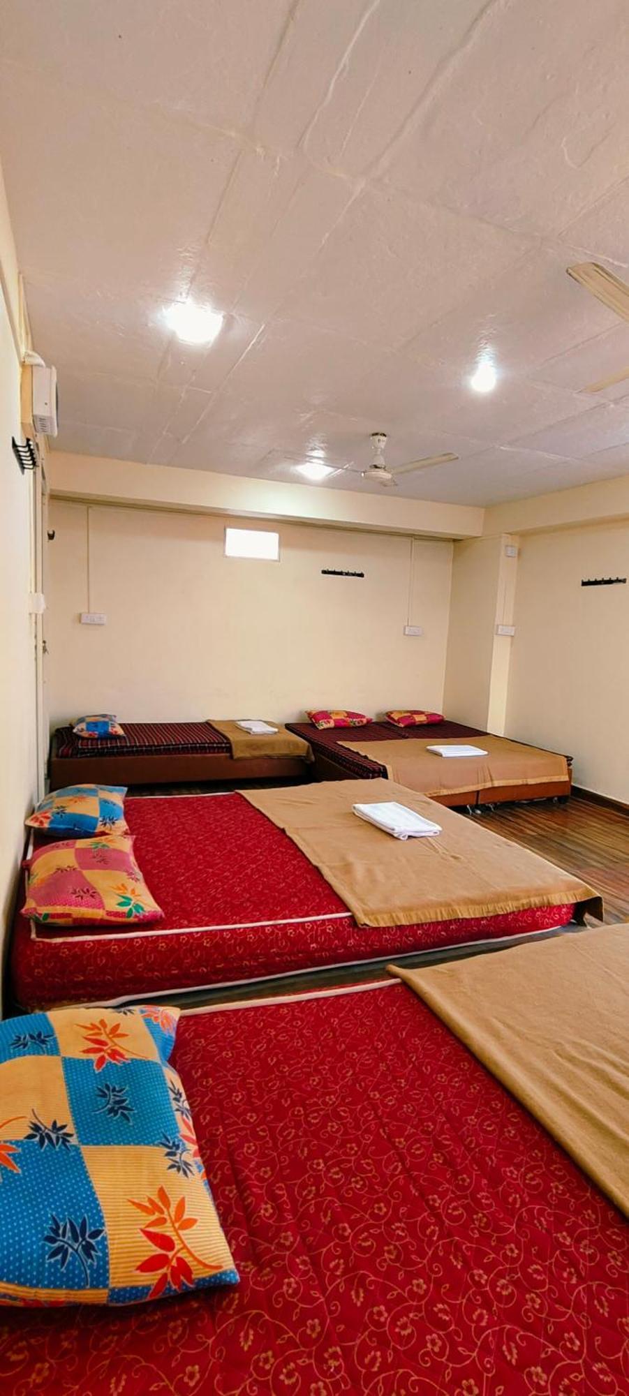 Shri Shiv Ganga Bhakt Niwas Hotel Uddzsaín Kültér fotó