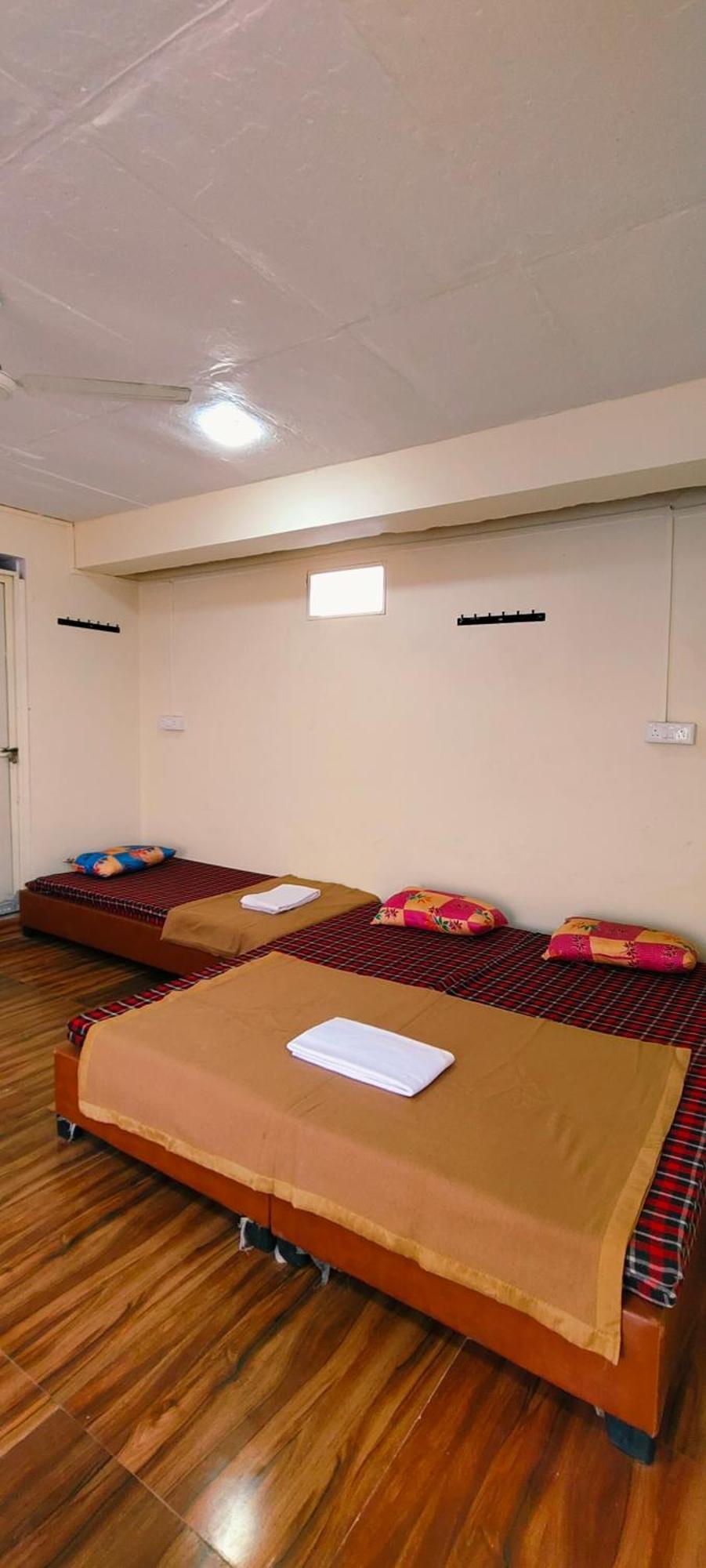 Shri Shiv Ganga Bhakt Niwas Hotel Uddzsaín Kültér fotó