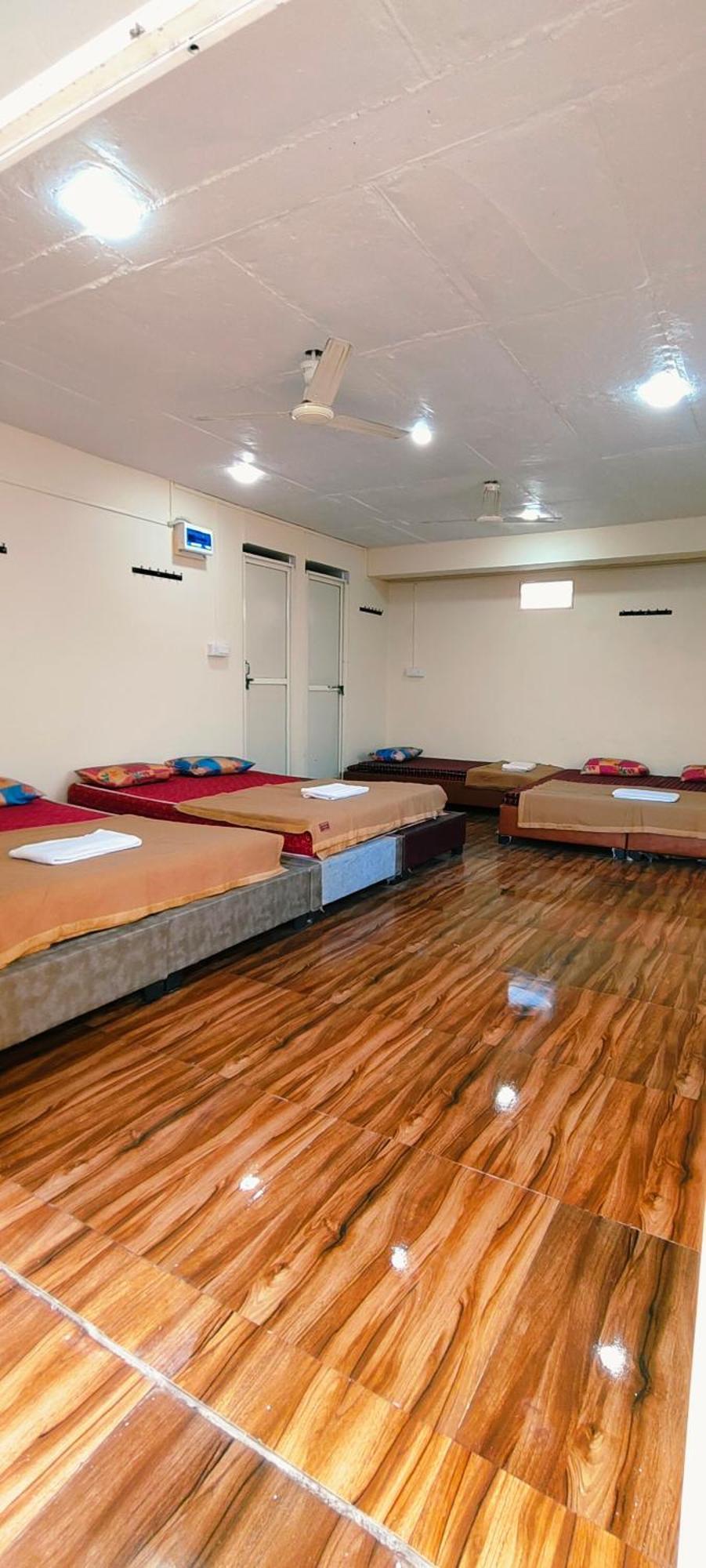 Shri Shiv Ganga Bhakt Niwas Hotel Uddzsaín Kültér fotó