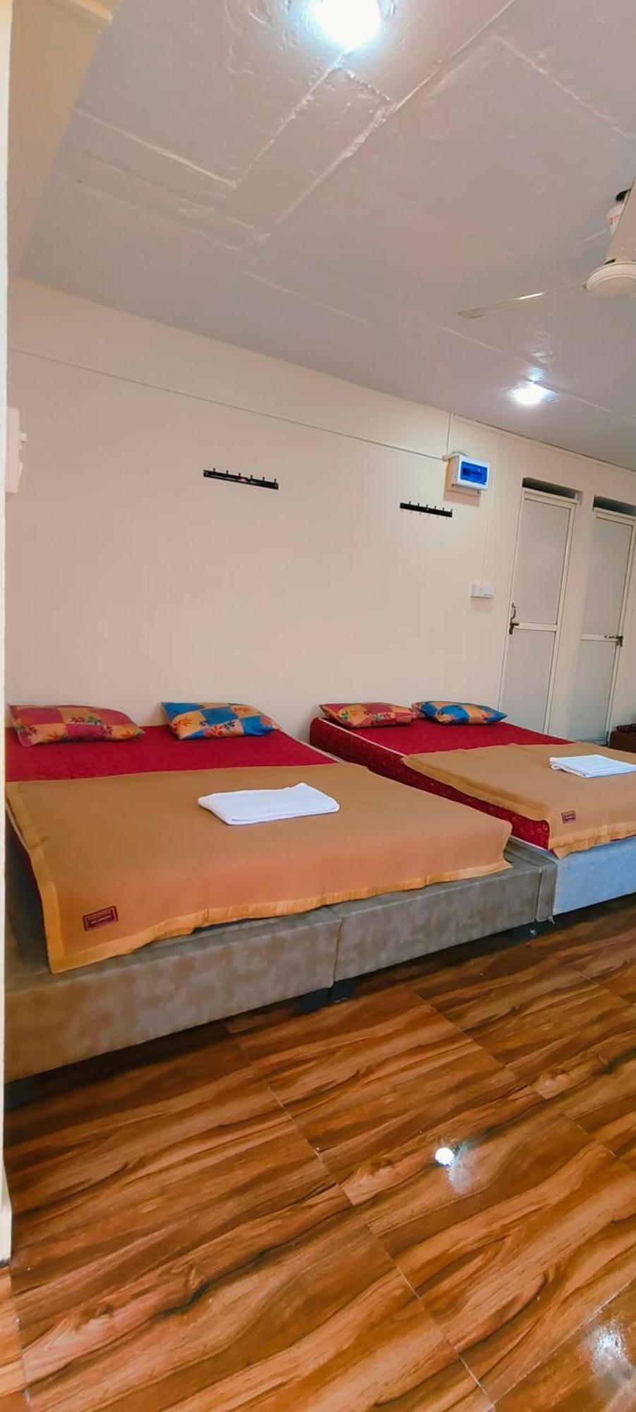 Shri Shiv Ganga Bhakt Niwas Hotel Uddzsaín Kültér fotó