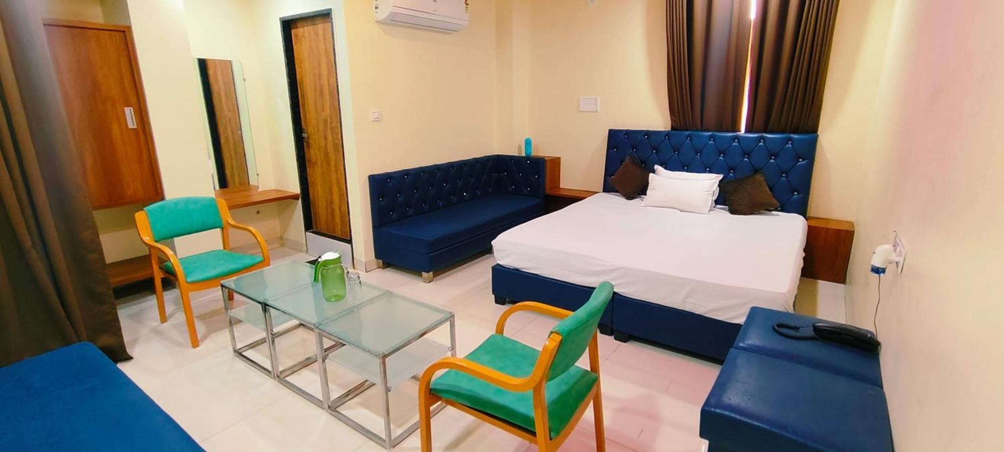 Shri Shiv Ganga Bhakt Niwas Hotel Uddzsaín Kültér fotó