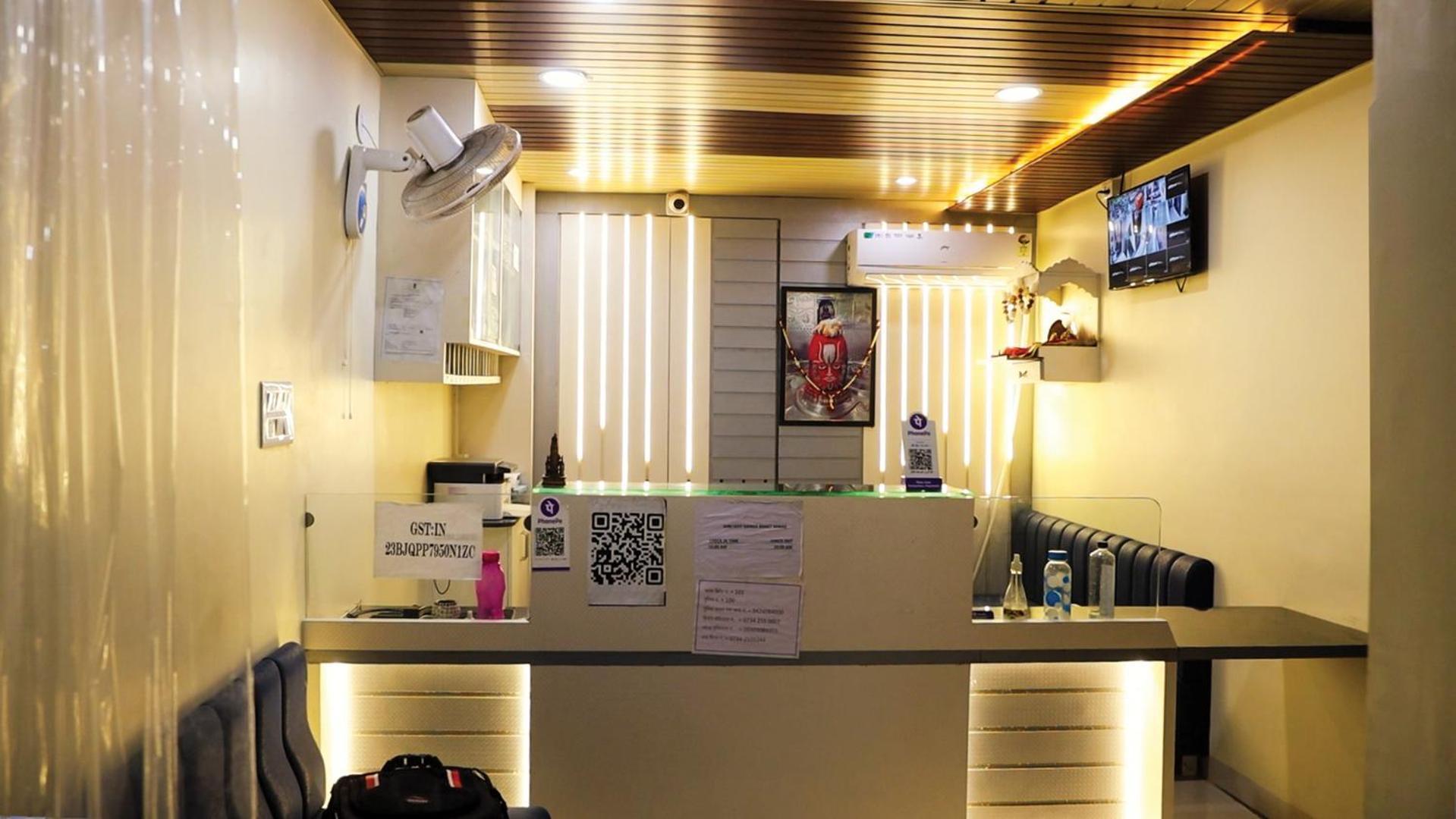 Shri Shiv Ganga Bhakt Niwas Hotel Uddzsaín Kültér fotó