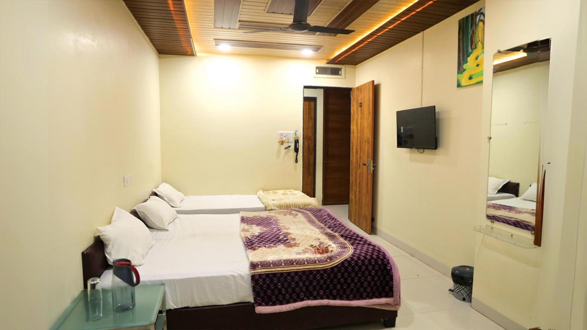 Shri Shiv Ganga Bhakt Niwas Hotel Uddzsaín Kültér fotó