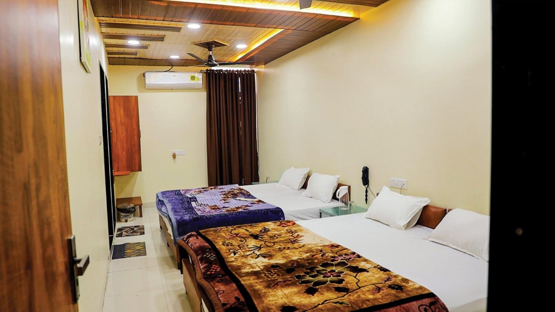 Shri Shiv Ganga Bhakt Niwas Hotel Uddzsaín Kültér fotó