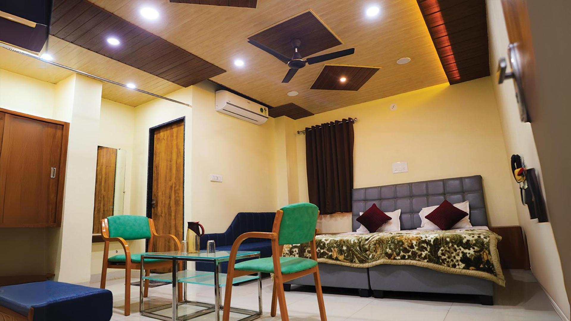 Shri Shiv Ganga Bhakt Niwas Hotel Uddzsaín Kültér fotó