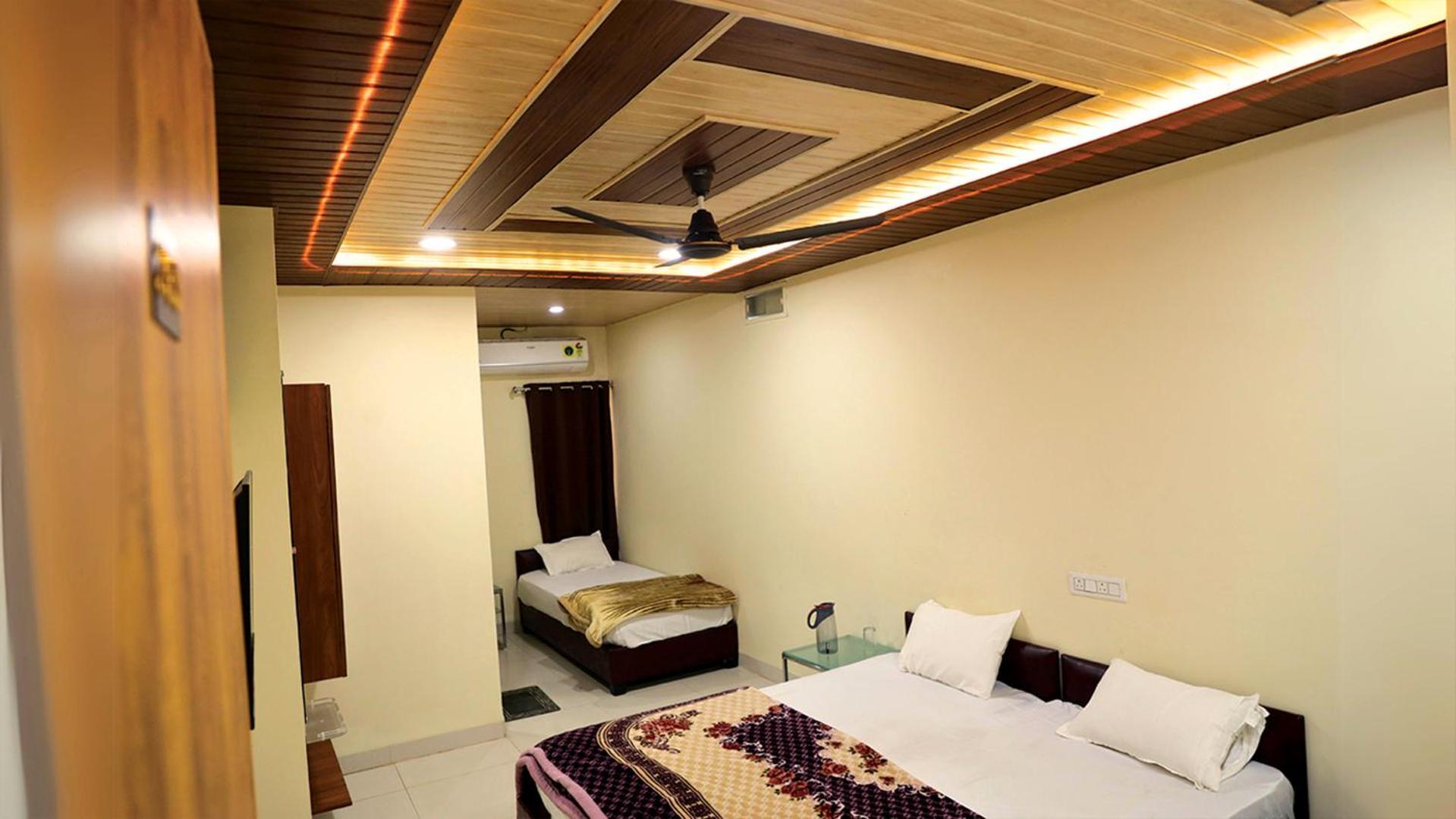 Shri Shiv Ganga Bhakt Niwas Hotel Uddzsaín Kültér fotó