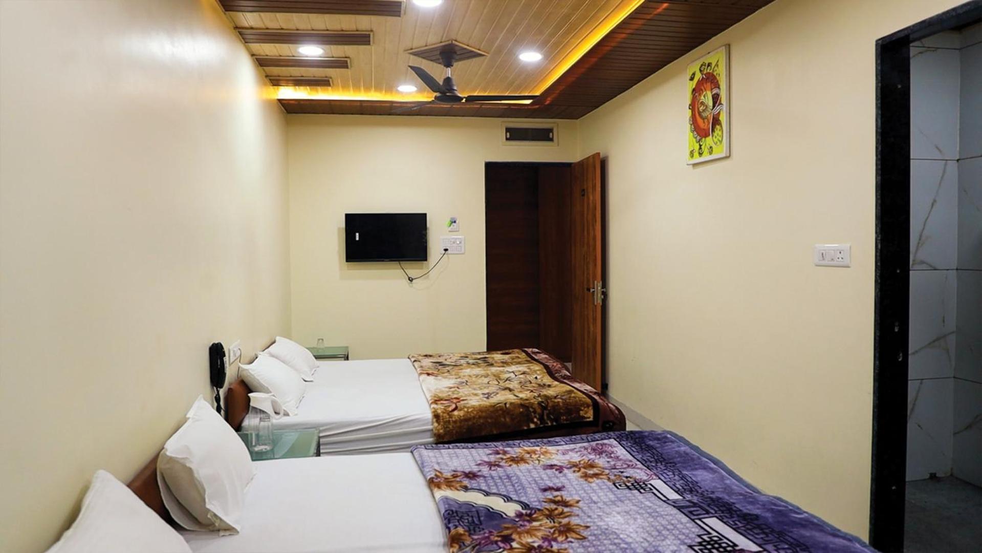 Shri Shiv Ganga Bhakt Niwas Hotel Uddzsaín Kültér fotó
