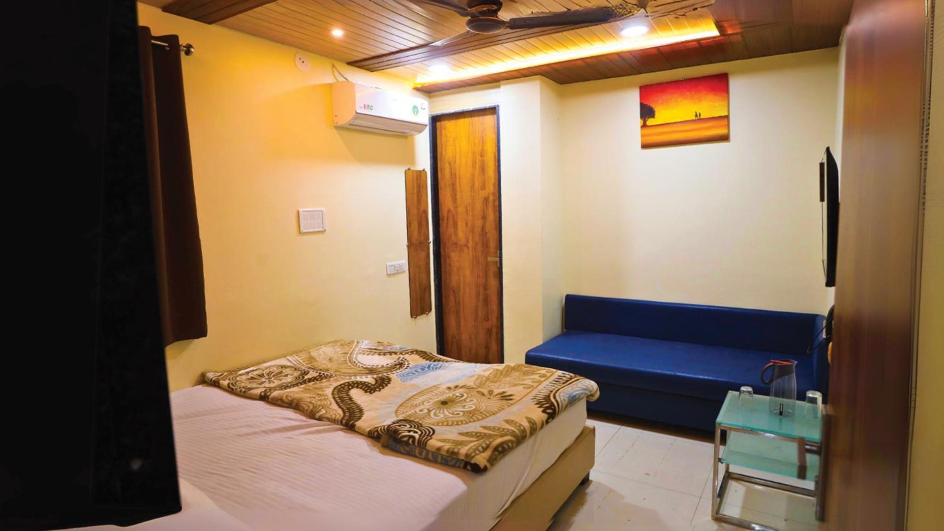 Shri Shiv Ganga Bhakt Niwas Hotel Uddzsaín Kültér fotó