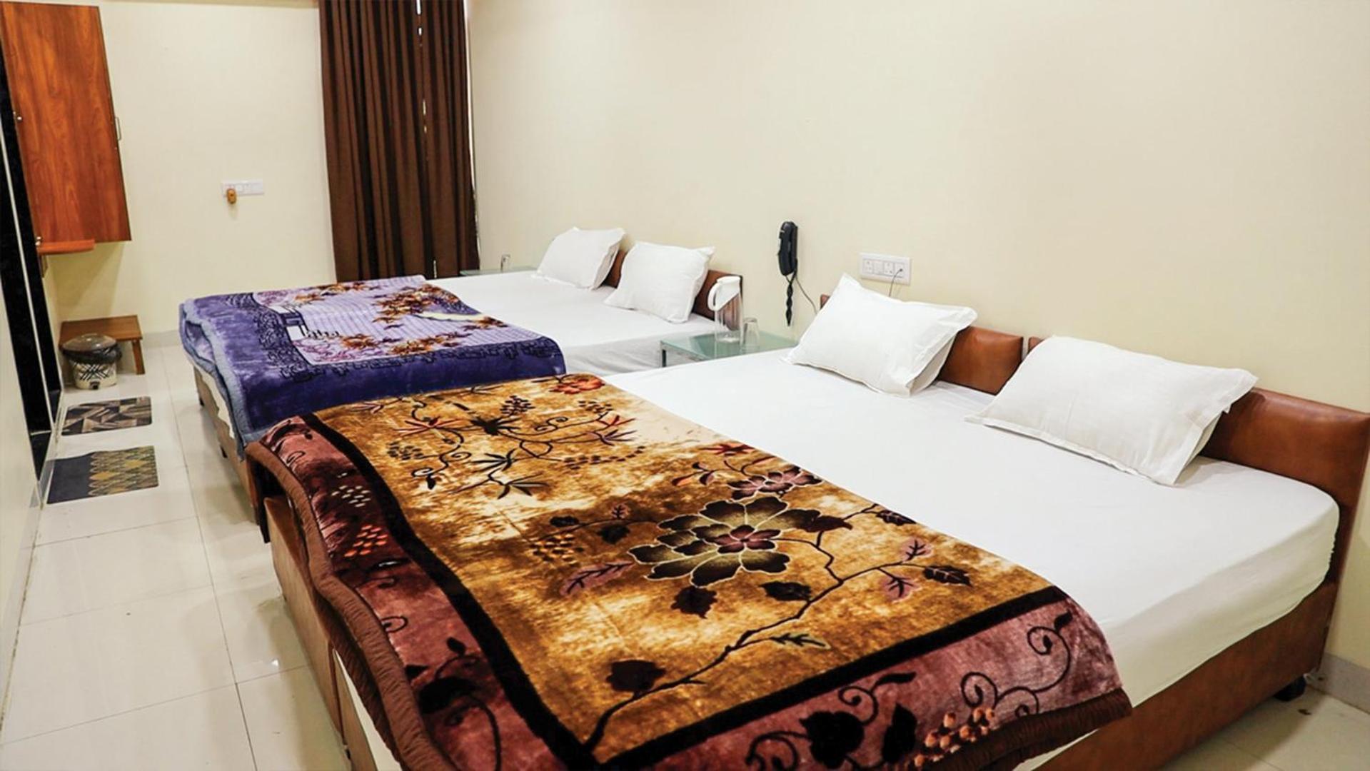 Shri Shiv Ganga Bhakt Niwas Hotel Uddzsaín Kültér fotó