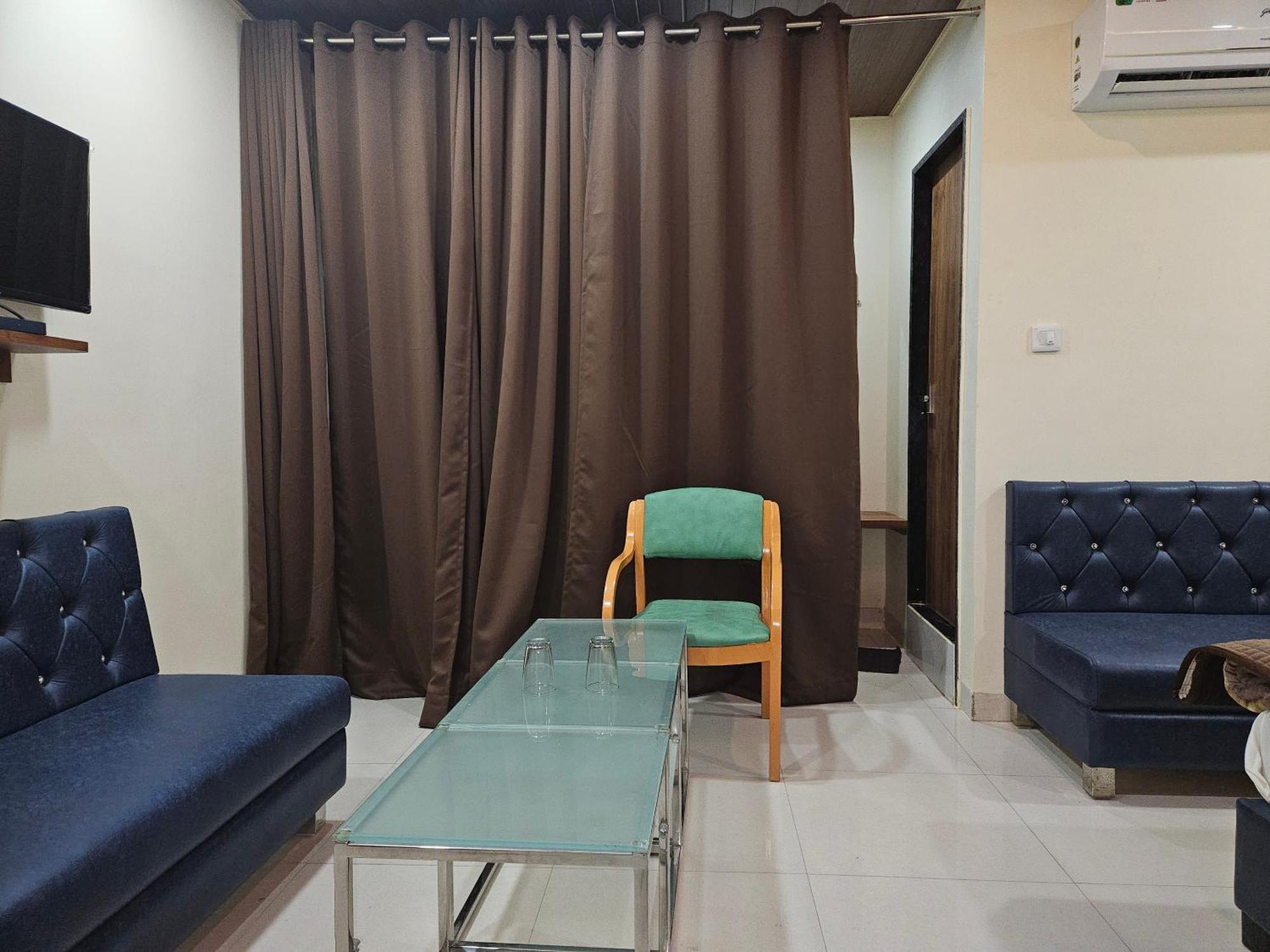 Shri Shiv Ganga Bhakt Niwas Hotel Uddzsaín Kültér fotó