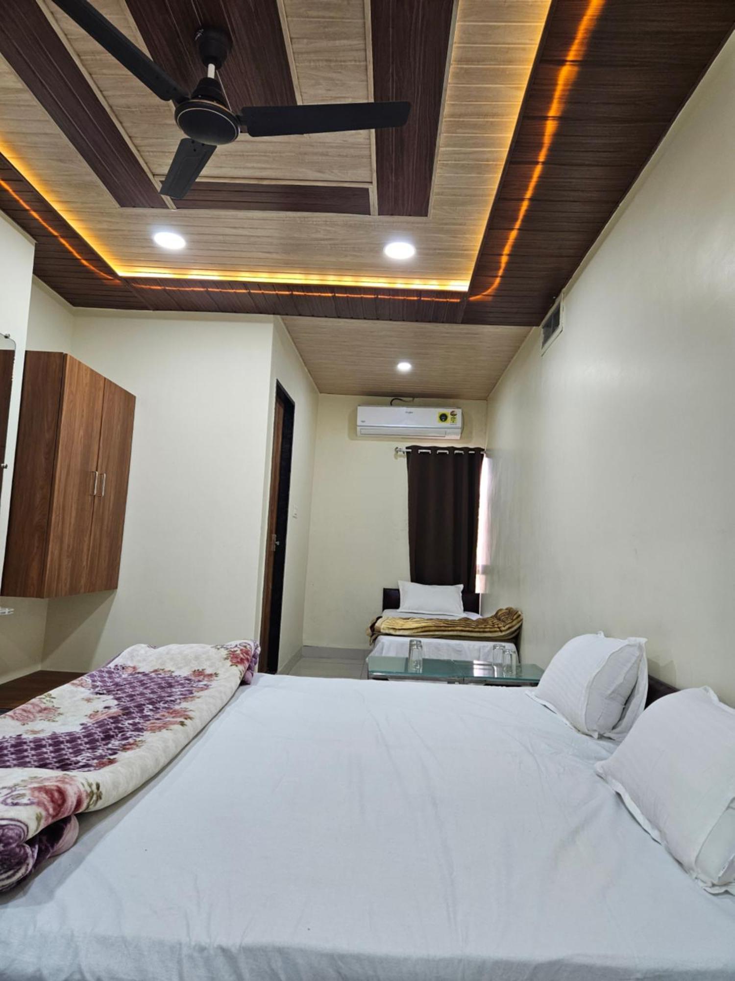 Shri Shiv Ganga Bhakt Niwas Hotel Uddzsaín Kültér fotó