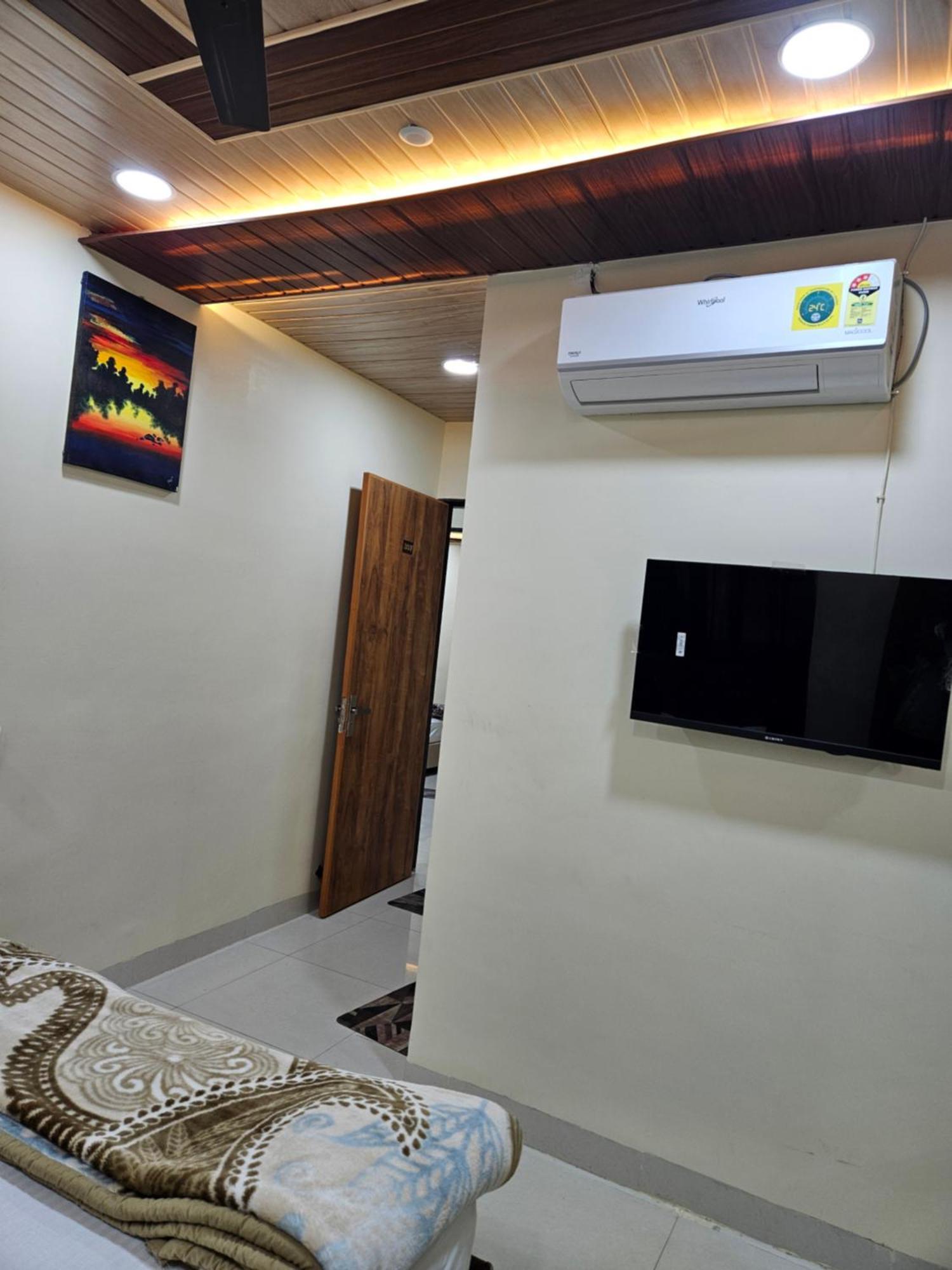 Shri Shiv Ganga Bhakt Niwas Hotel Uddzsaín Kültér fotó