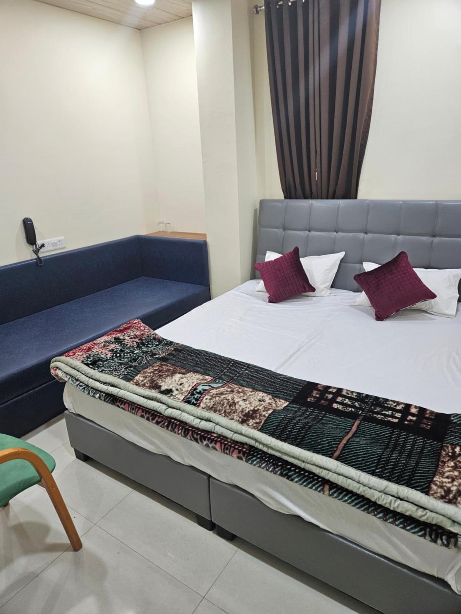 Shri Shiv Ganga Bhakt Niwas Hotel Uddzsaín Kültér fotó