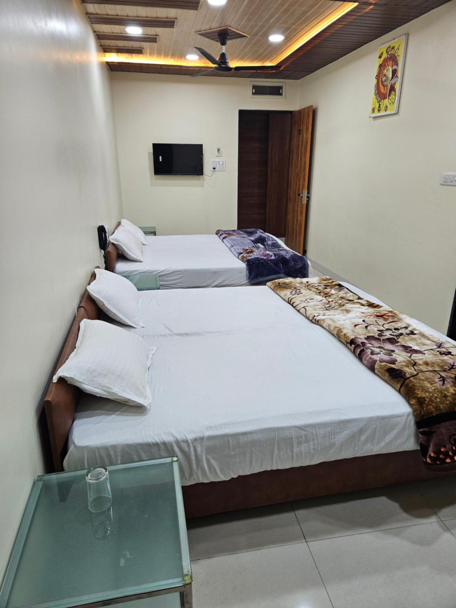 Shri Shiv Ganga Bhakt Niwas Hotel Uddzsaín Kültér fotó