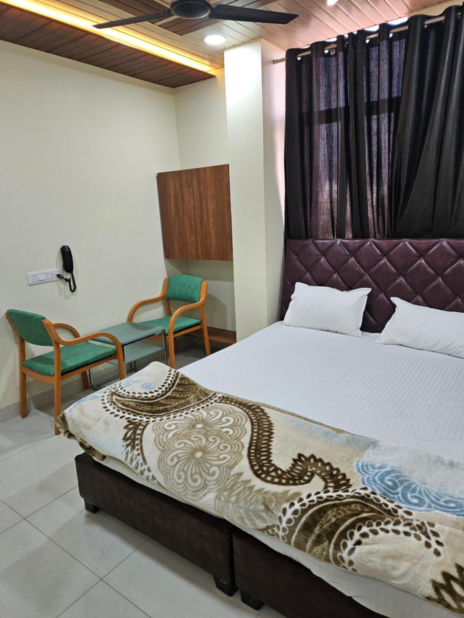 Shri Shiv Ganga Bhakt Niwas Hotel Uddzsaín Kültér fotó