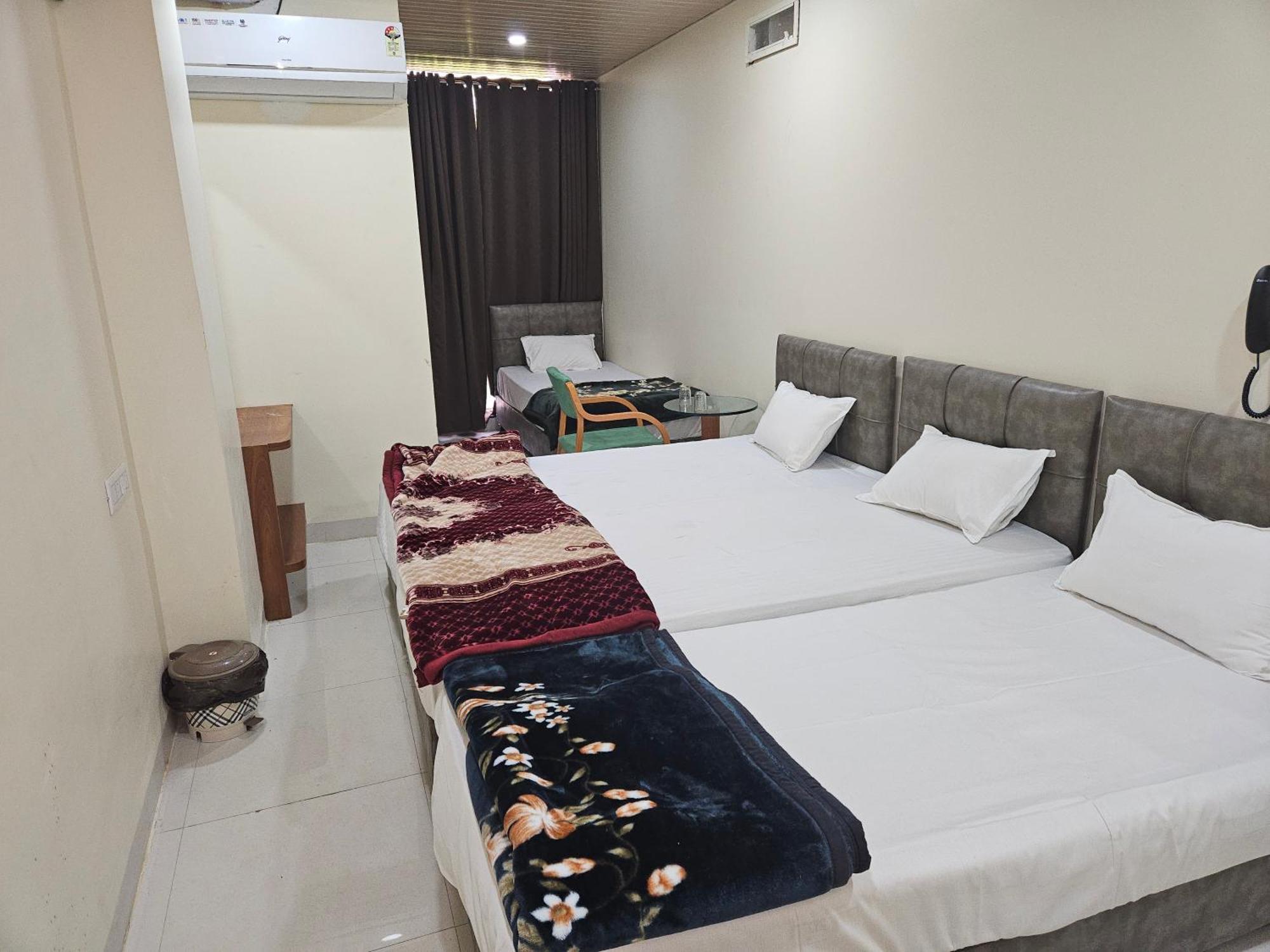 Shri Shiv Ganga Bhakt Niwas Hotel Uddzsaín Kültér fotó