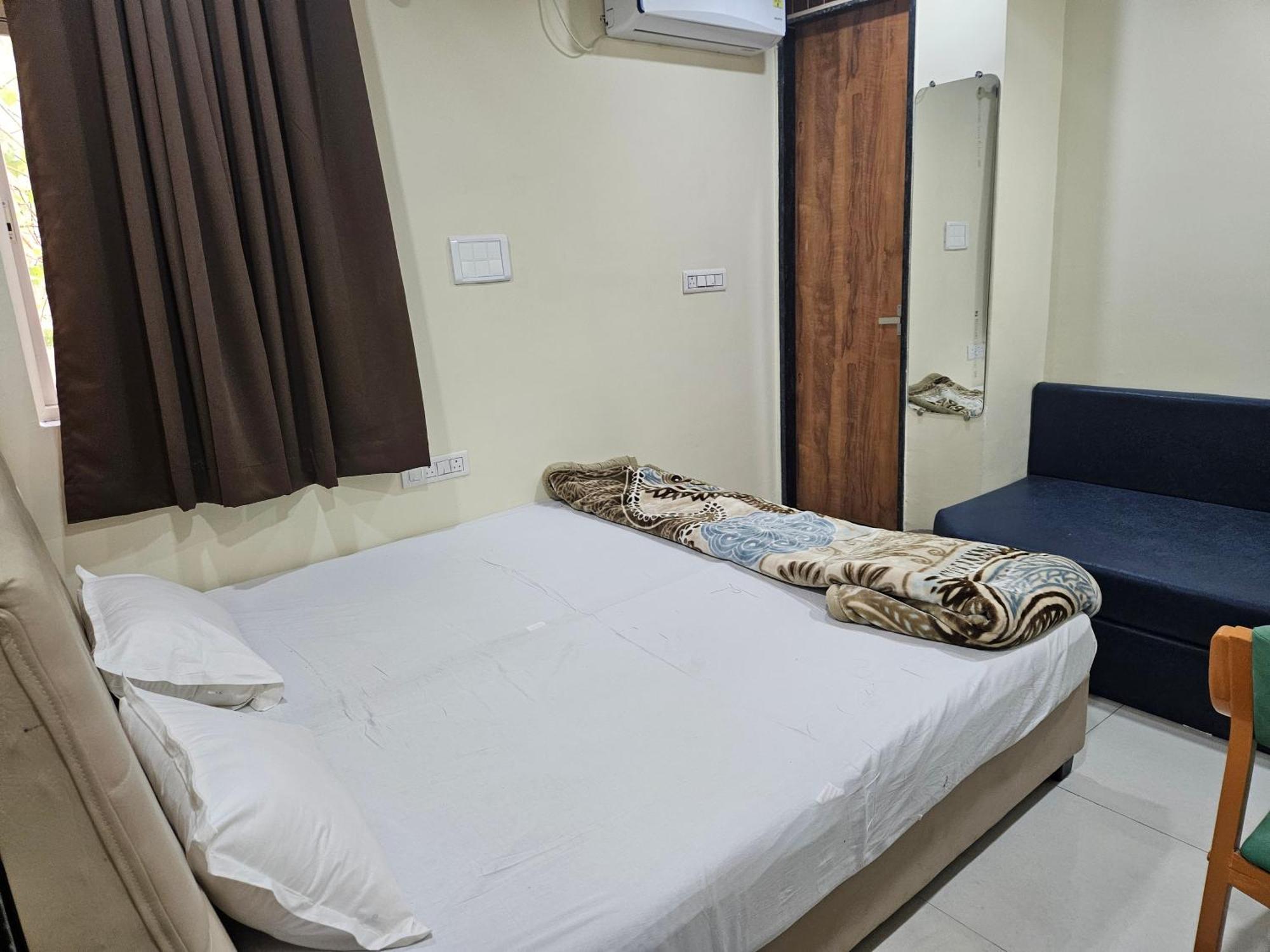 Shri Shiv Ganga Bhakt Niwas Hotel Uddzsaín Kültér fotó