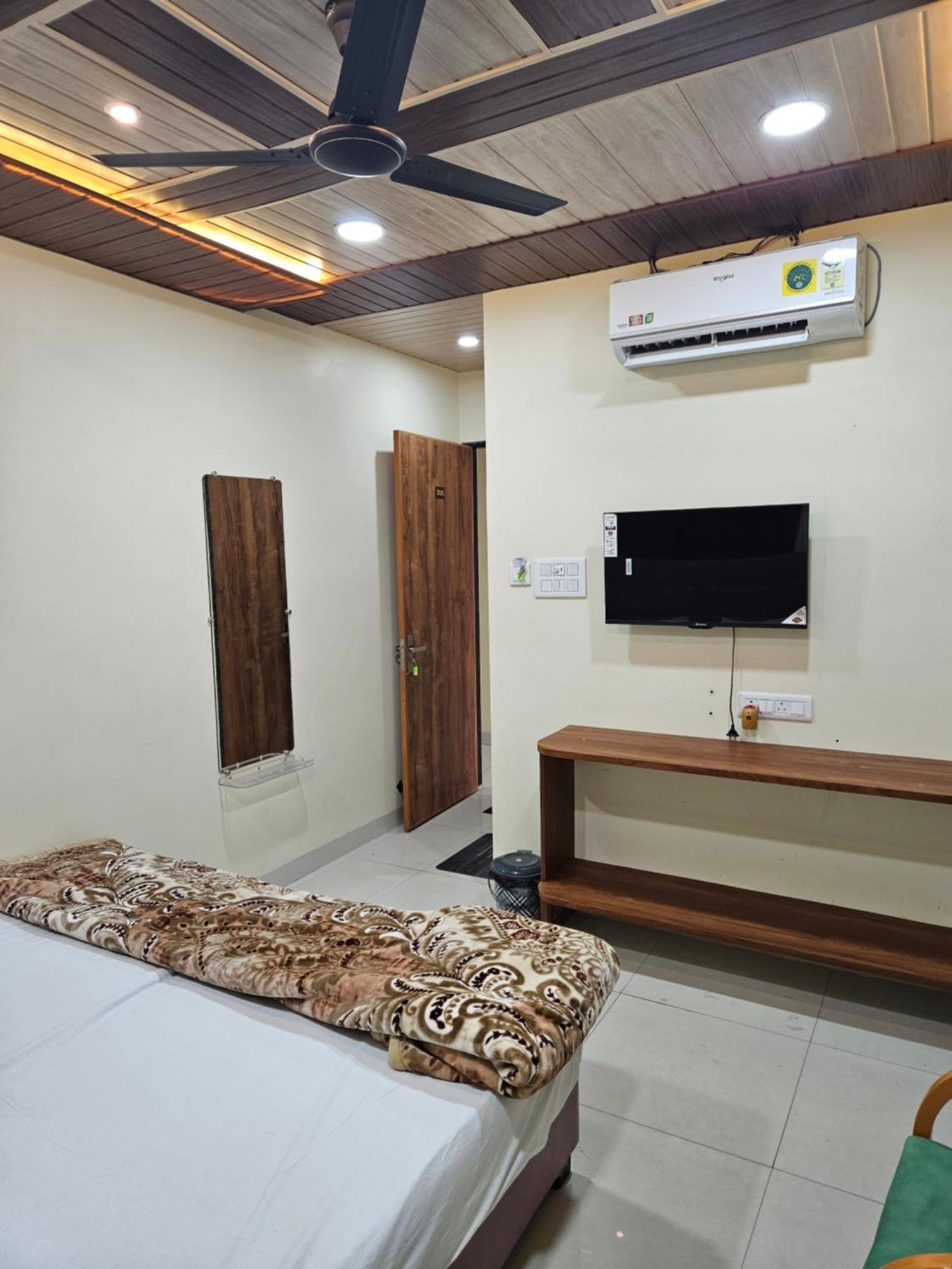 Shri Shiv Ganga Bhakt Niwas Hotel Uddzsaín Kültér fotó