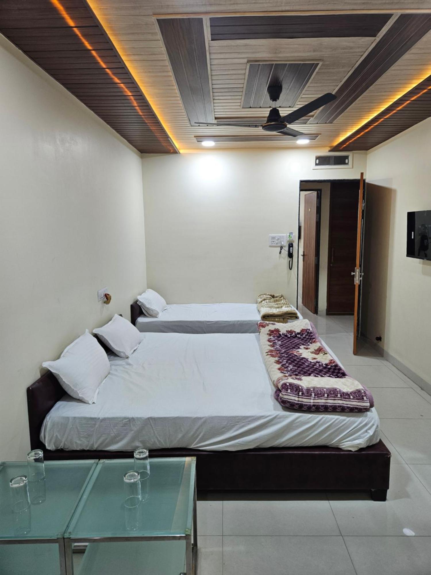 Shri Shiv Ganga Bhakt Niwas Hotel Uddzsaín Kültér fotó