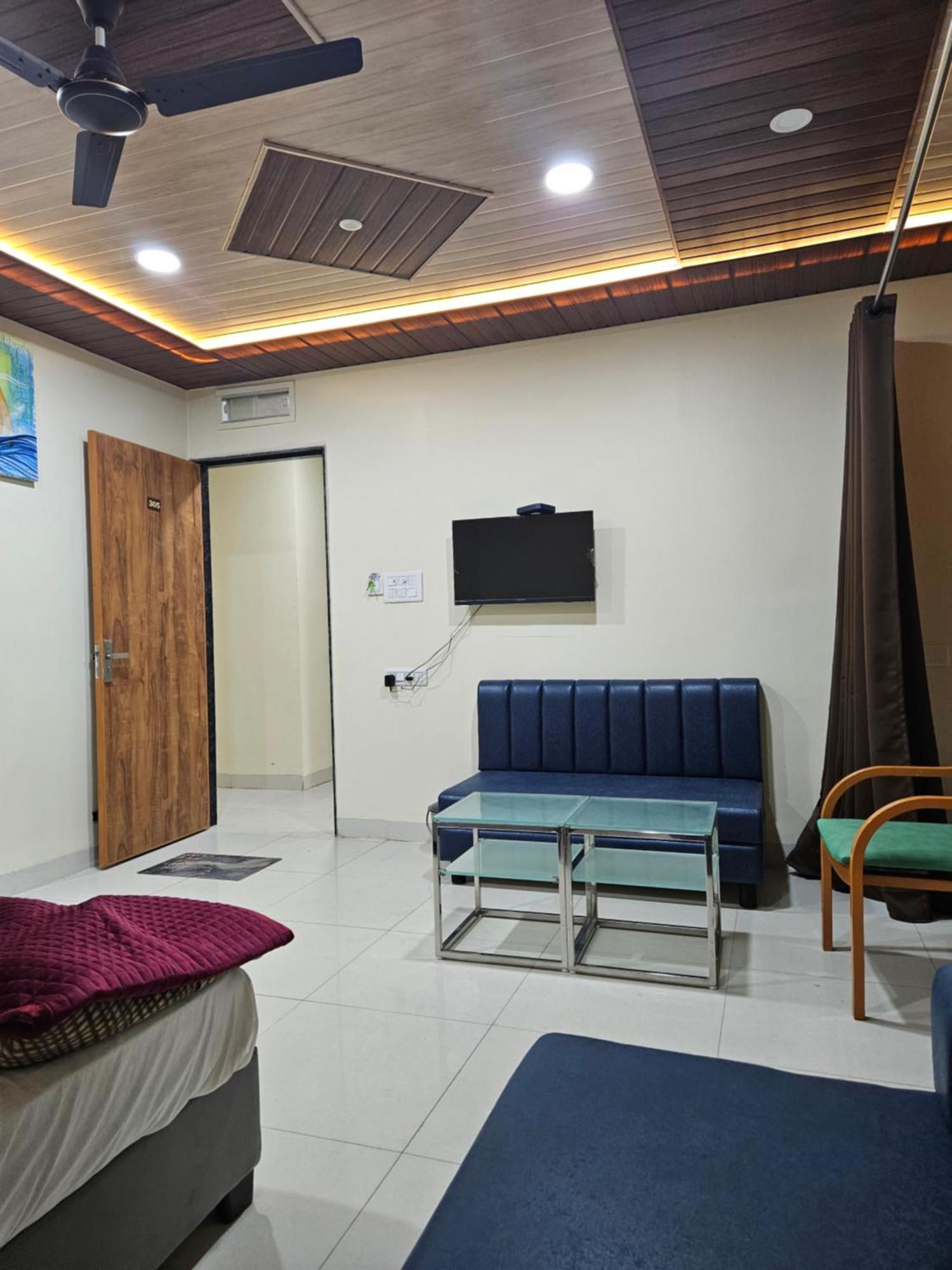 Shri Shiv Ganga Bhakt Niwas Hotel Uddzsaín Kültér fotó