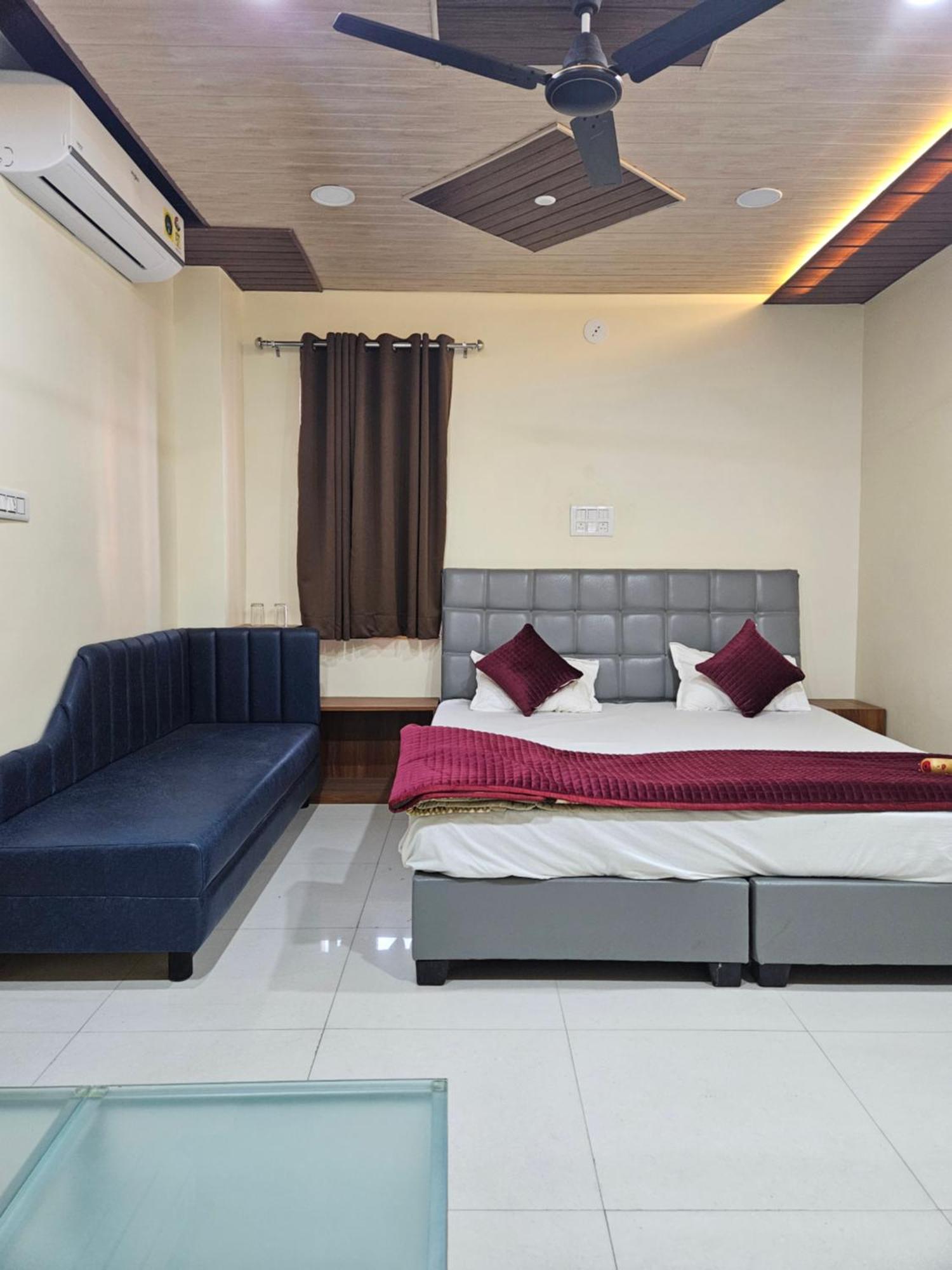 Shri Shiv Ganga Bhakt Niwas Hotel Uddzsaín Kültér fotó