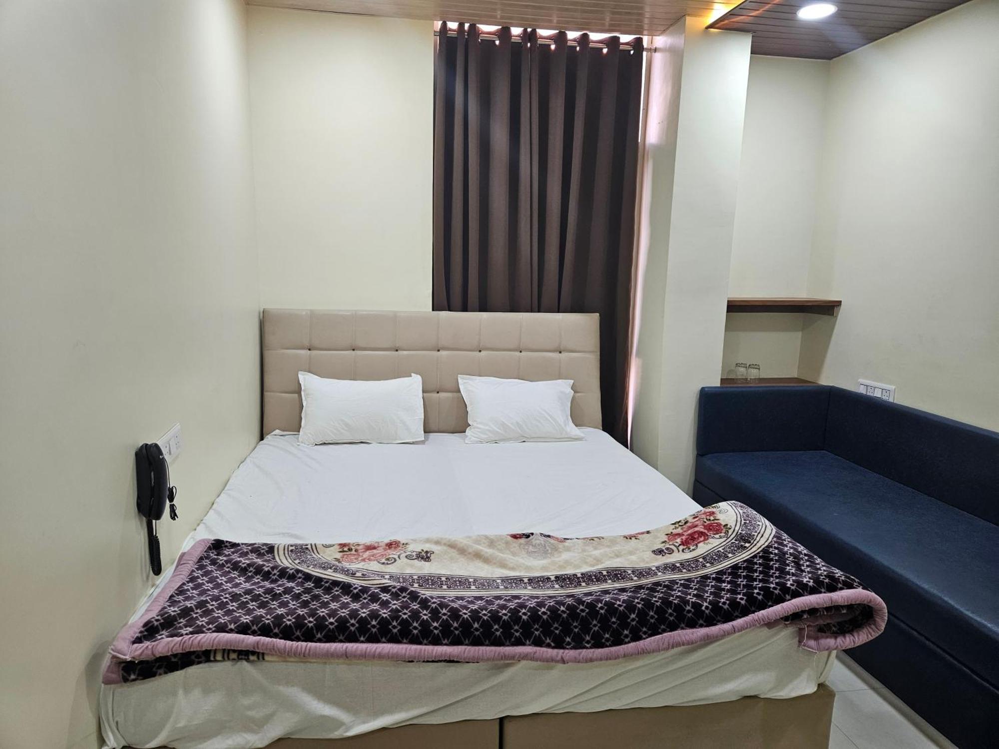 Shri Shiv Ganga Bhakt Niwas Hotel Uddzsaín Kültér fotó