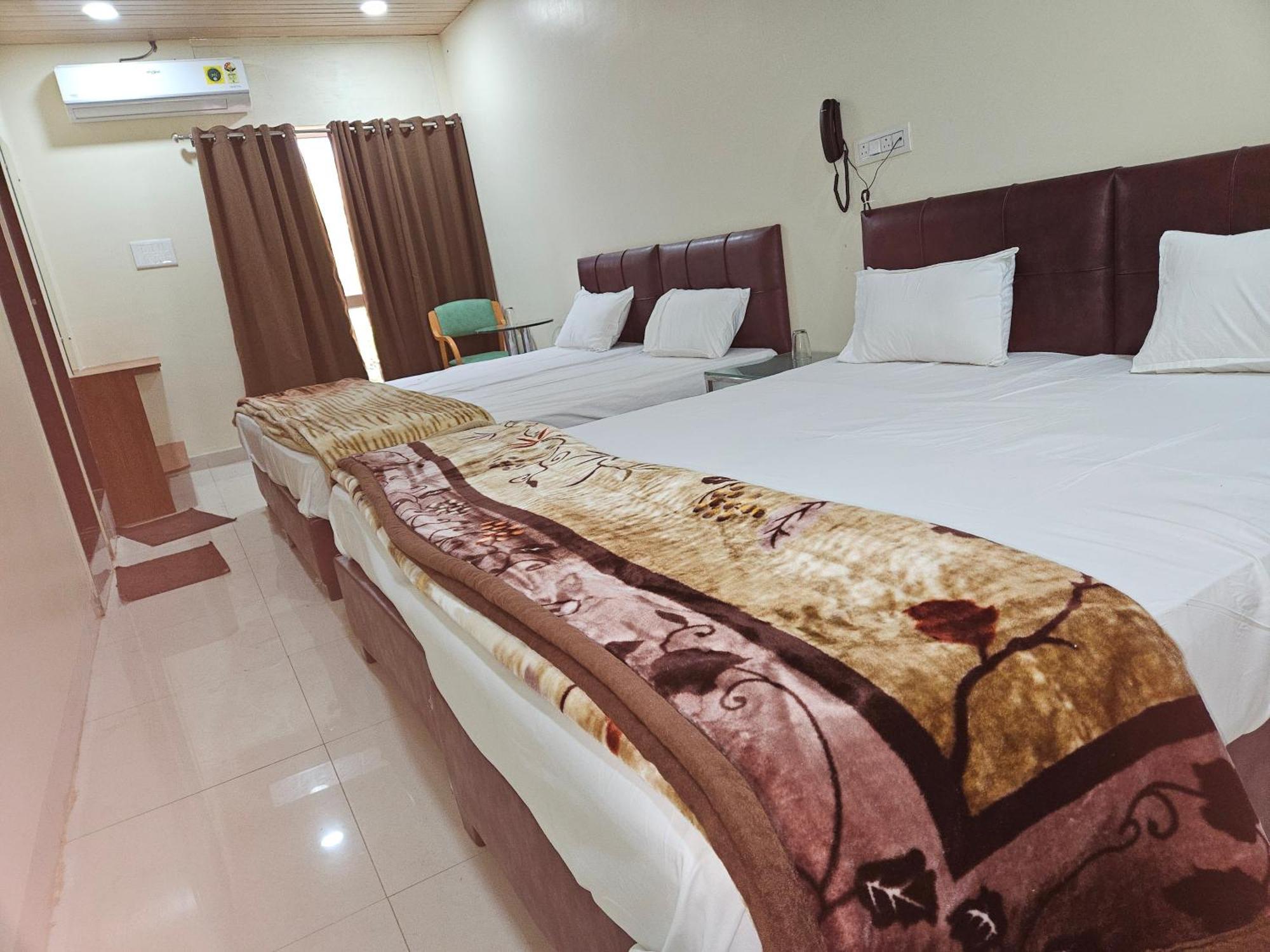 Shri Shiv Ganga Bhakt Niwas Hotel Uddzsaín Kültér fotó
