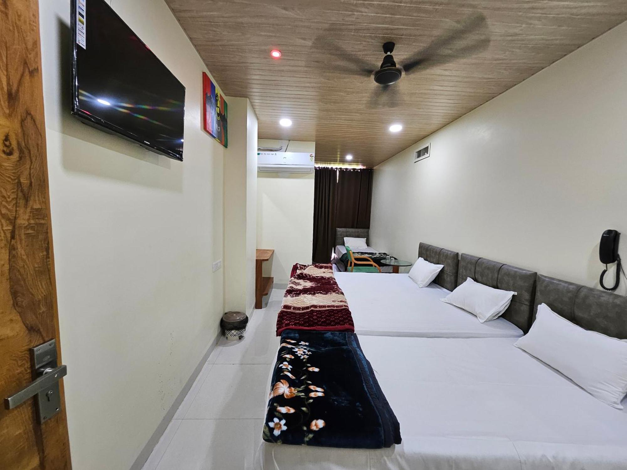 Shri Shiv Ganga Bhakt Niwas Hotel Uddzsaín Kültér fotó