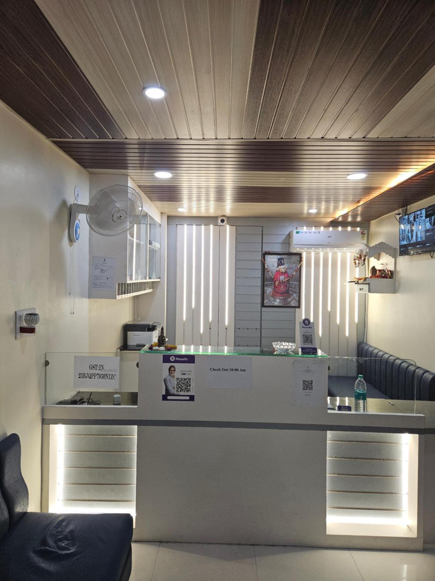 Shri Shiv Ganga Bhakt Niwas Hotel Uddzsaín Kültér fotó