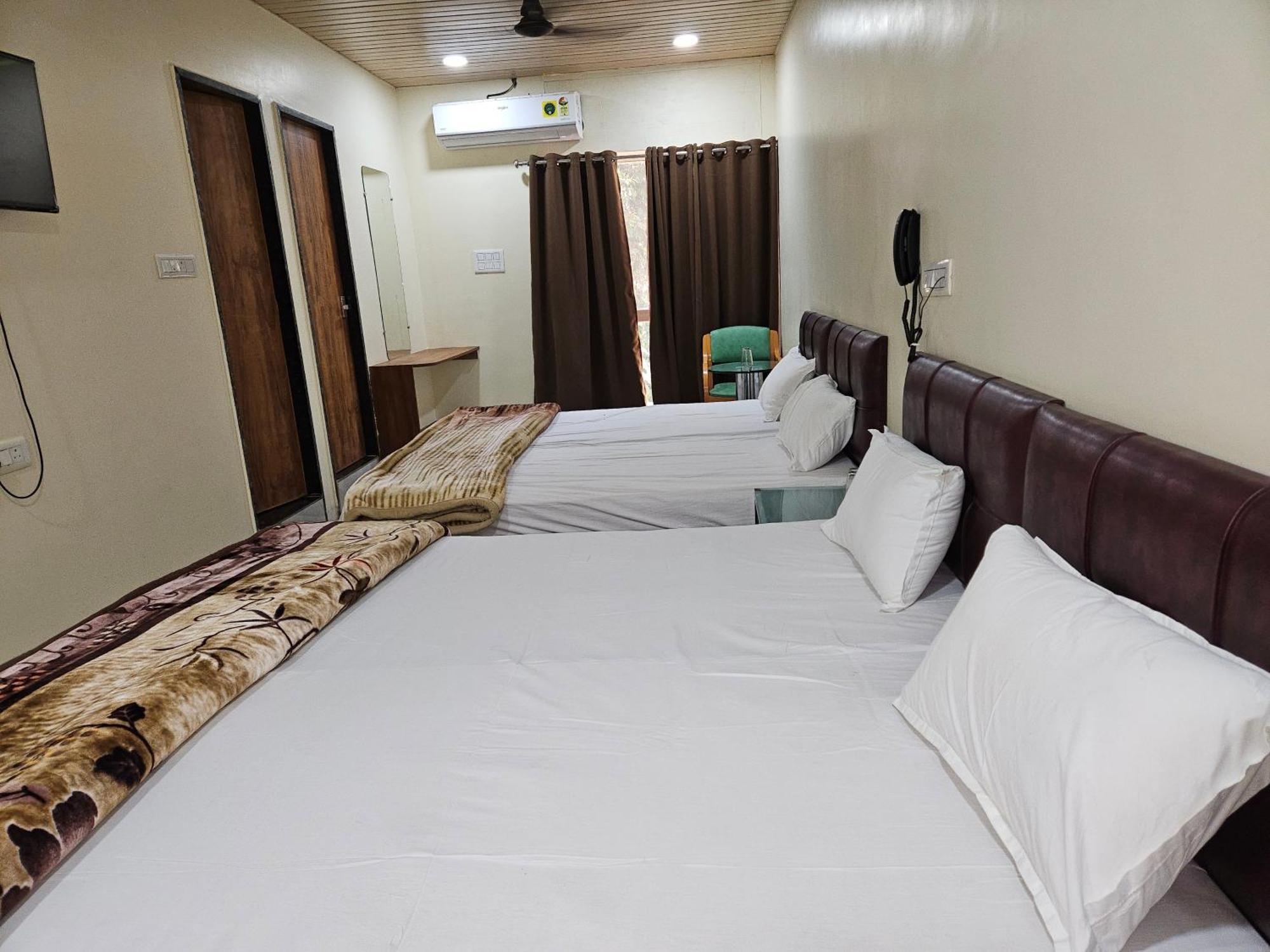 Shri Shiv Ganga Bhakt Niwas Hotel Uddzsaín Kültér fotó