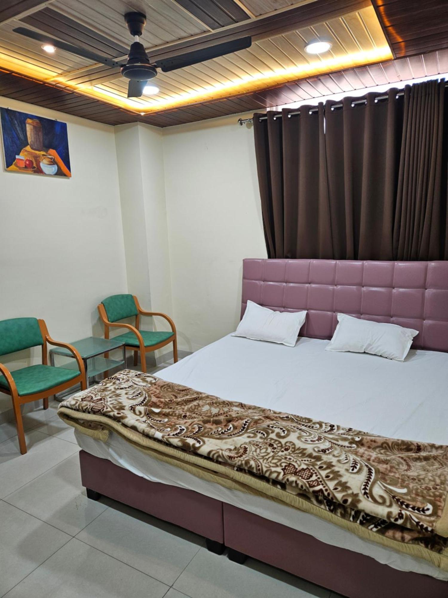 Shri Shiv Ganga Bhakt Niwas Hotel Uddzsaín Kültér fotó