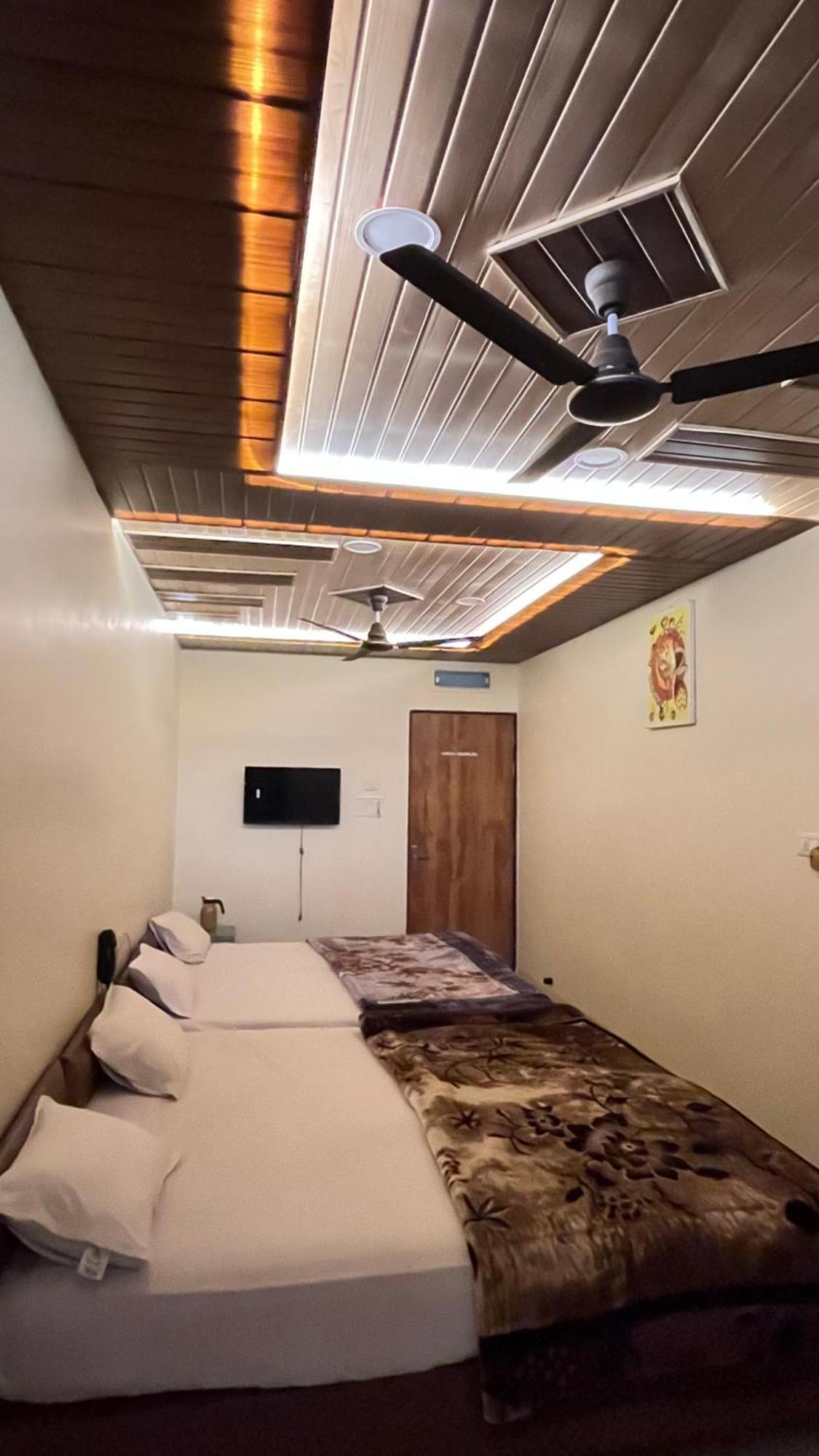 Shri Shiv Ganga Bhakt Niwas Hotel Uddzsaín Kültér fotó