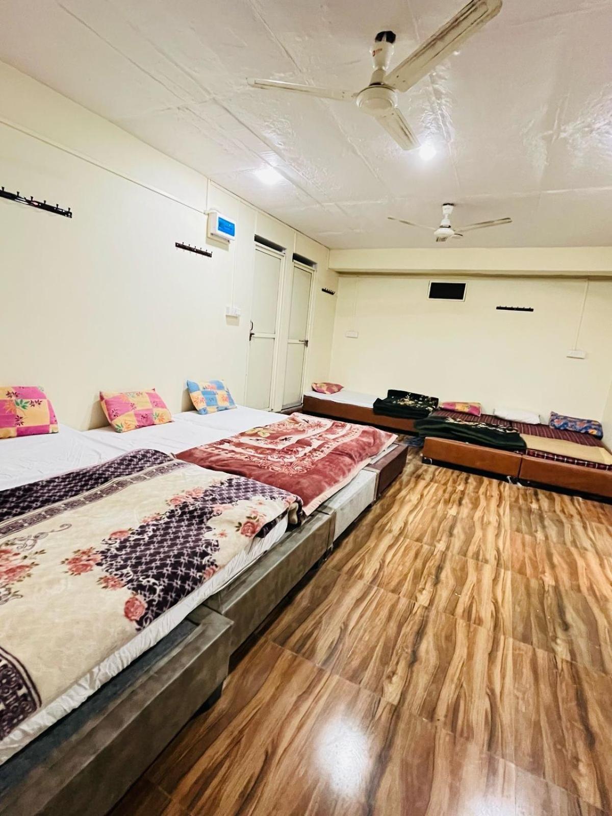 Shri Shiv Ganga Bhakt Niwas Hotel Uddzsaín Kültér fotó