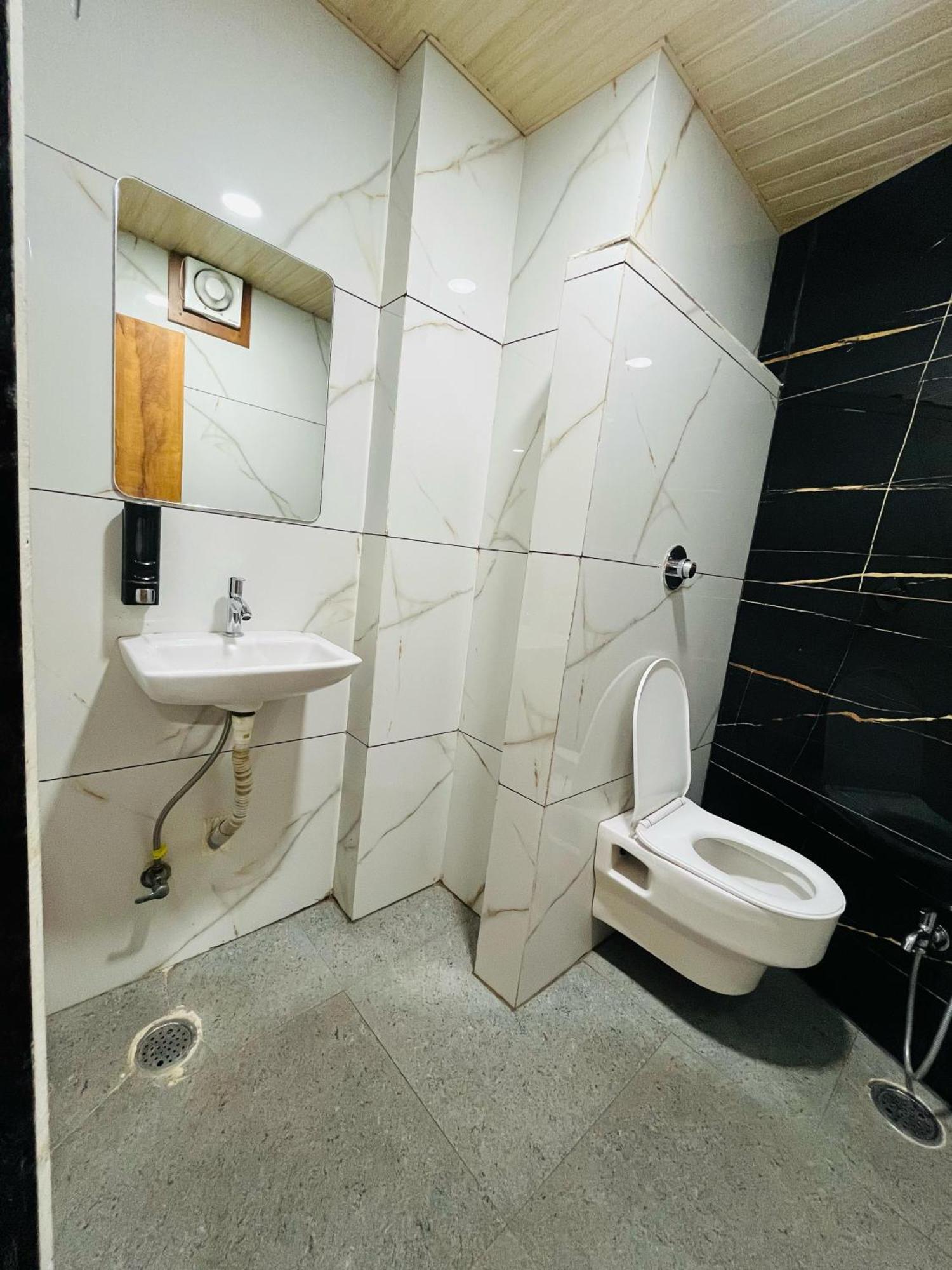 Shri Shiv Ganga Bhakt Niwas Hotel Uddzsaín Kültér fotó