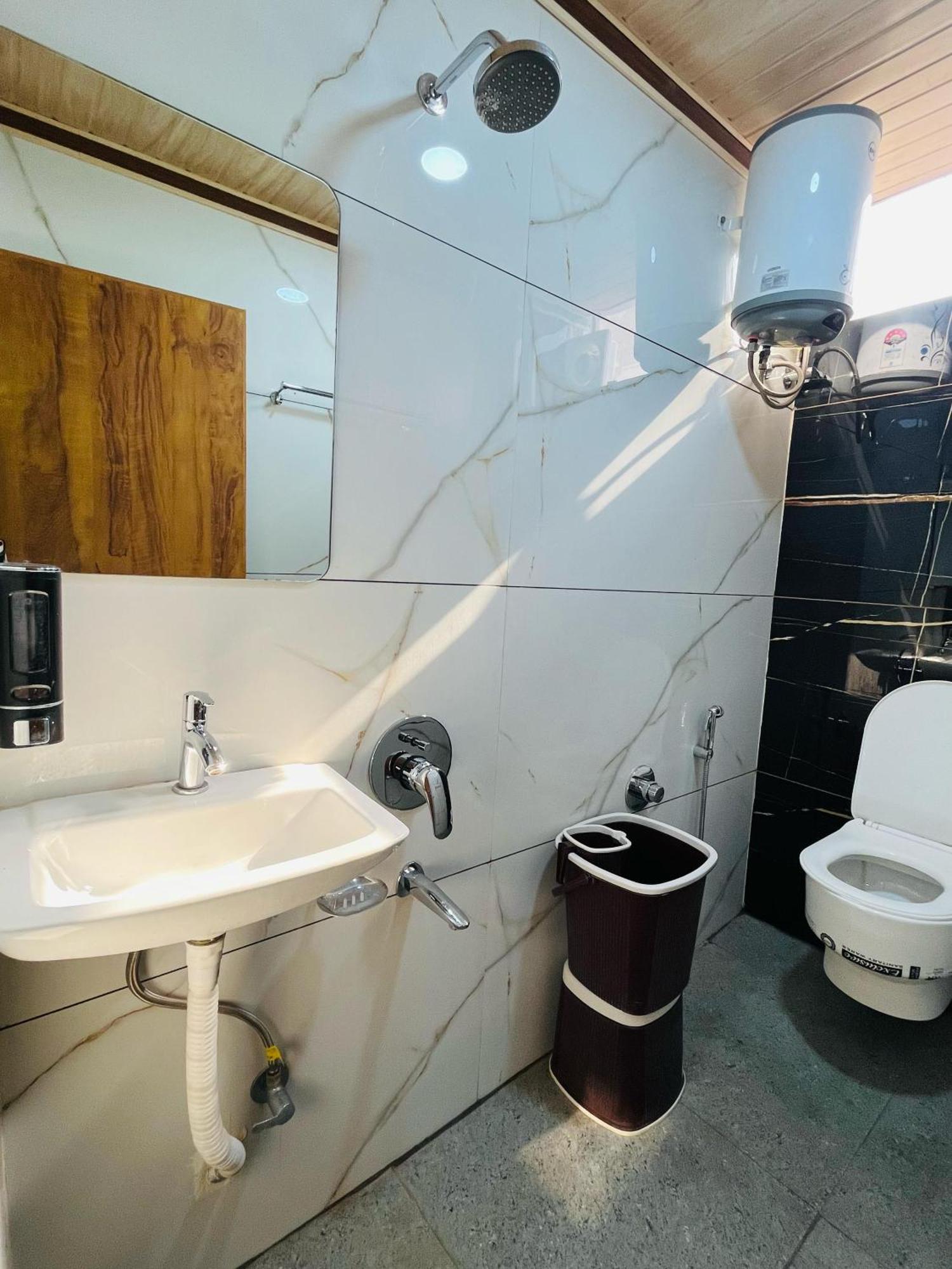 Shri Shiv Ganga Bhakt Niwas Hotel Uddzsaín Kültér fotó