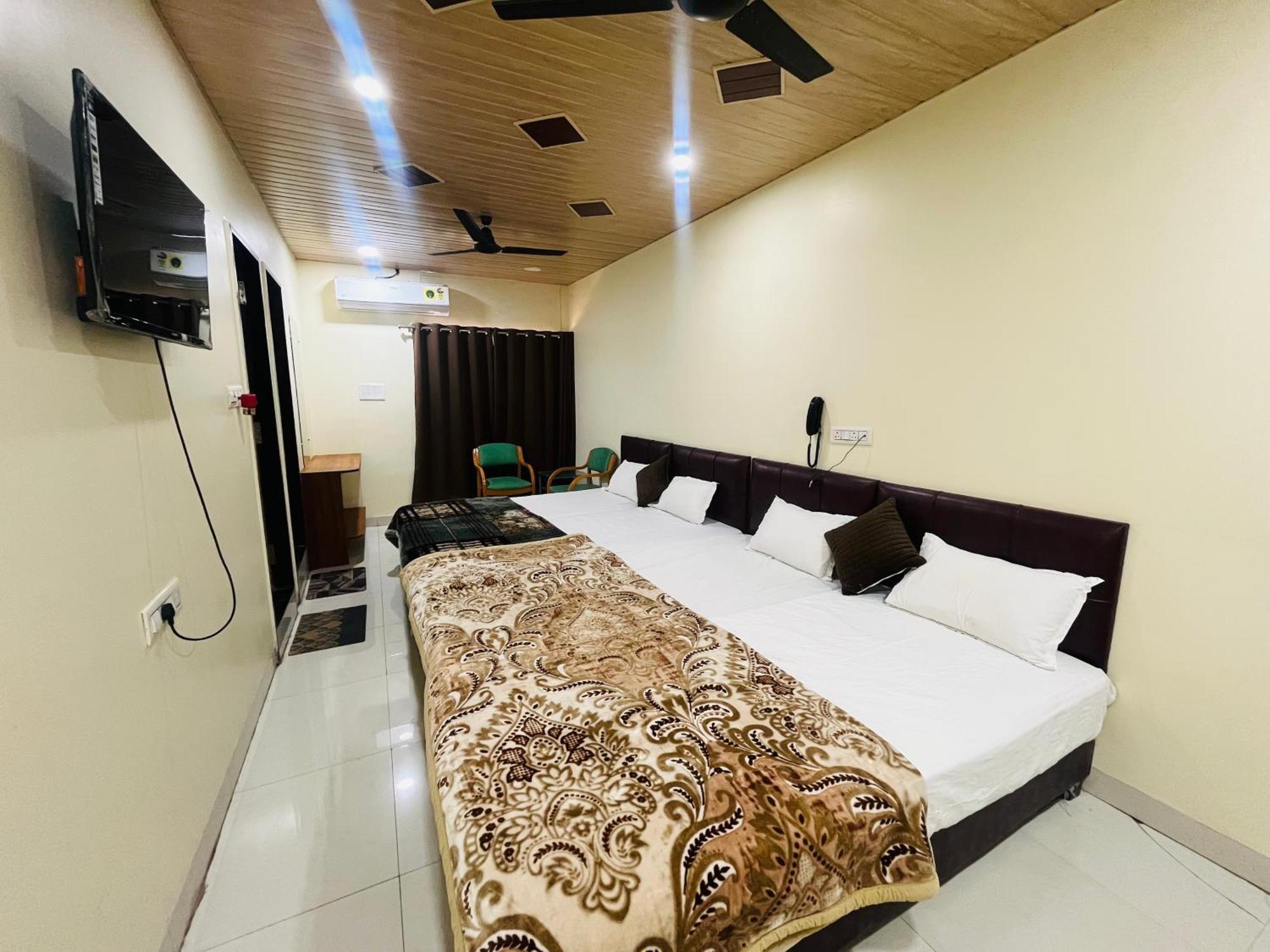 Shri Shiv Ganga Bhakt Niwas Hotel Uddzsaín Kültér fotó