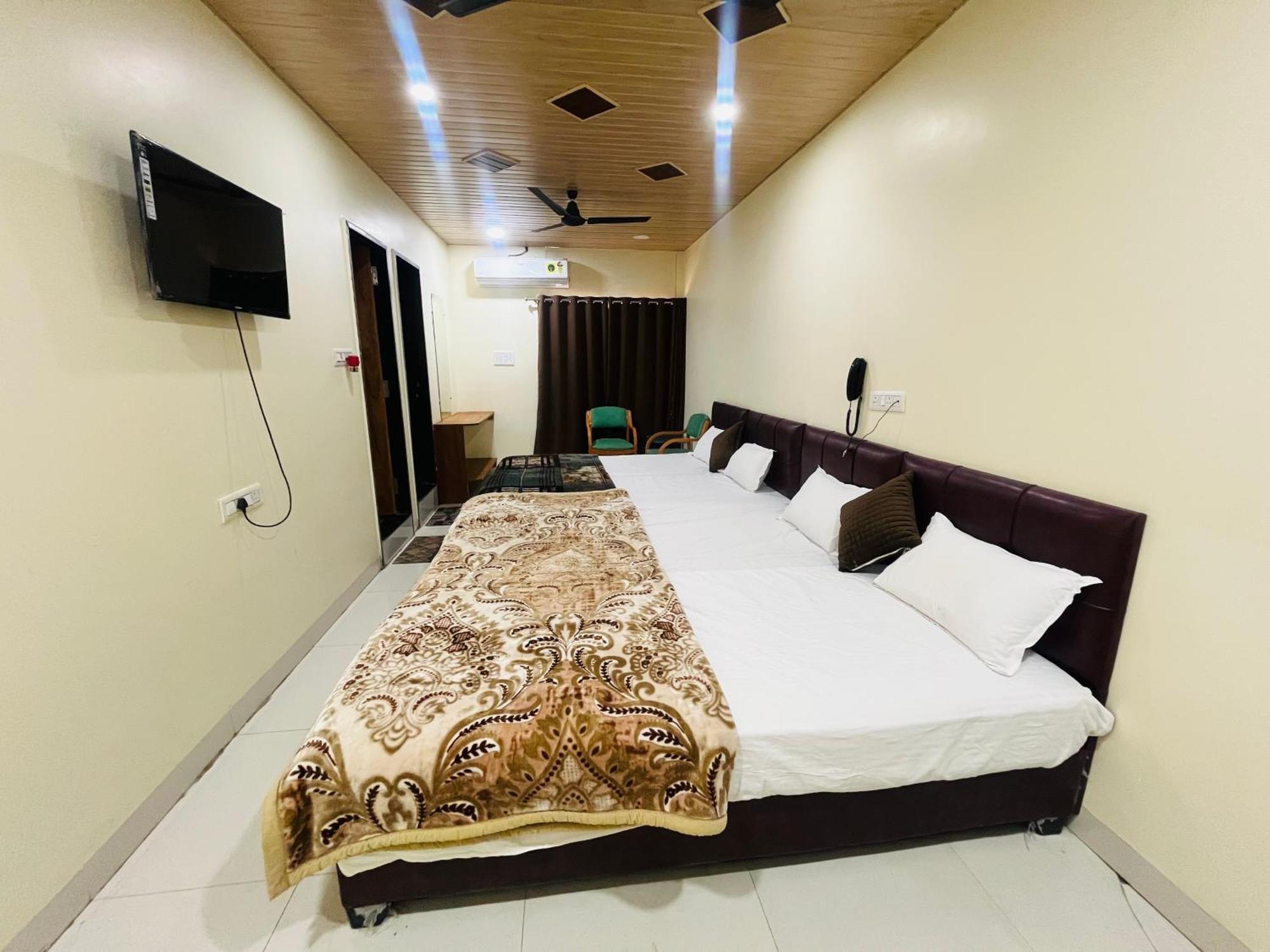 Shri Shiv Ganga Bhakt Niwas Hotel Uddzsaín Kültér fotó