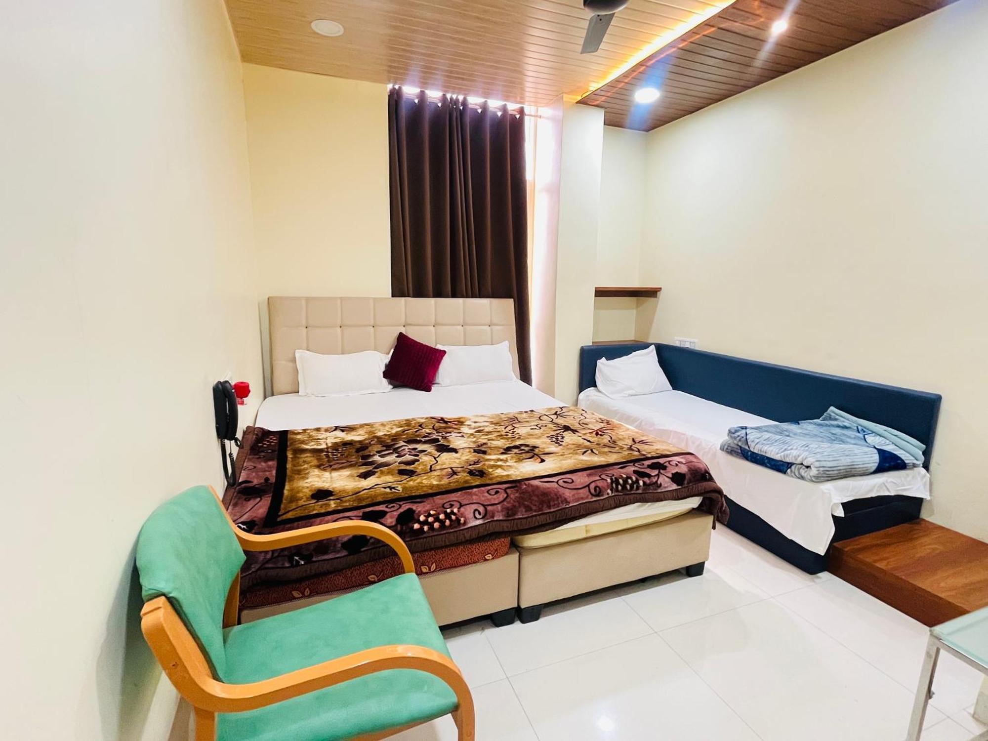 Shri Shiv Ganga Bhakt Niwas Hotel Uddzsaín Kültér fotó
