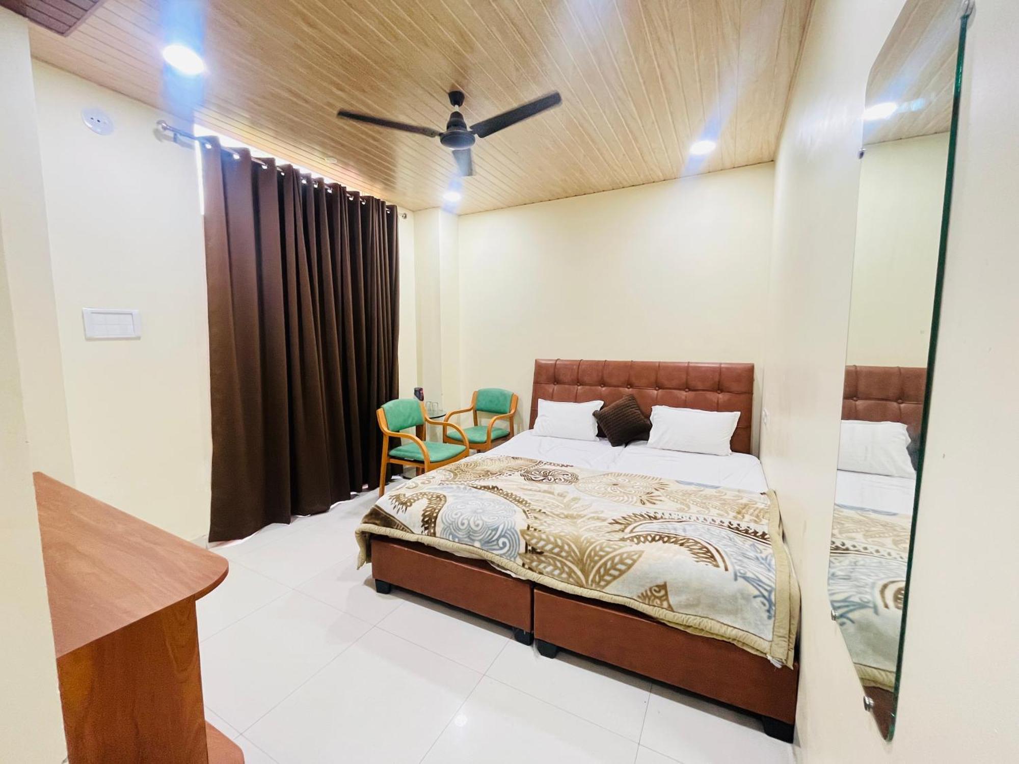 Shri Shiv Ganga Bhakt Niwas Hotel Uddzsaín Kültér fotó
