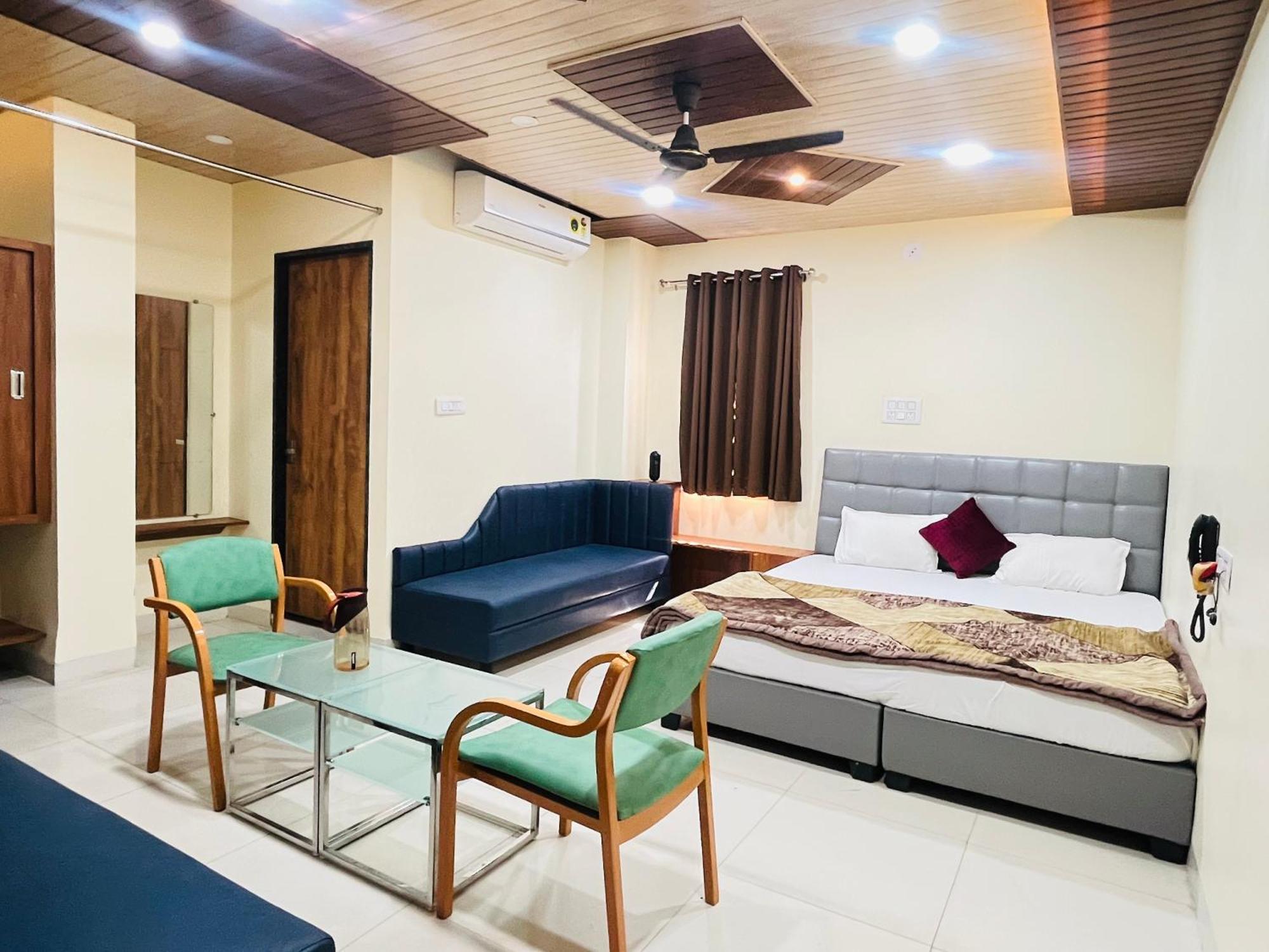Shri Shiv Ganga Bhakt Niwas Hotel Uddzsaín Kültér fotó