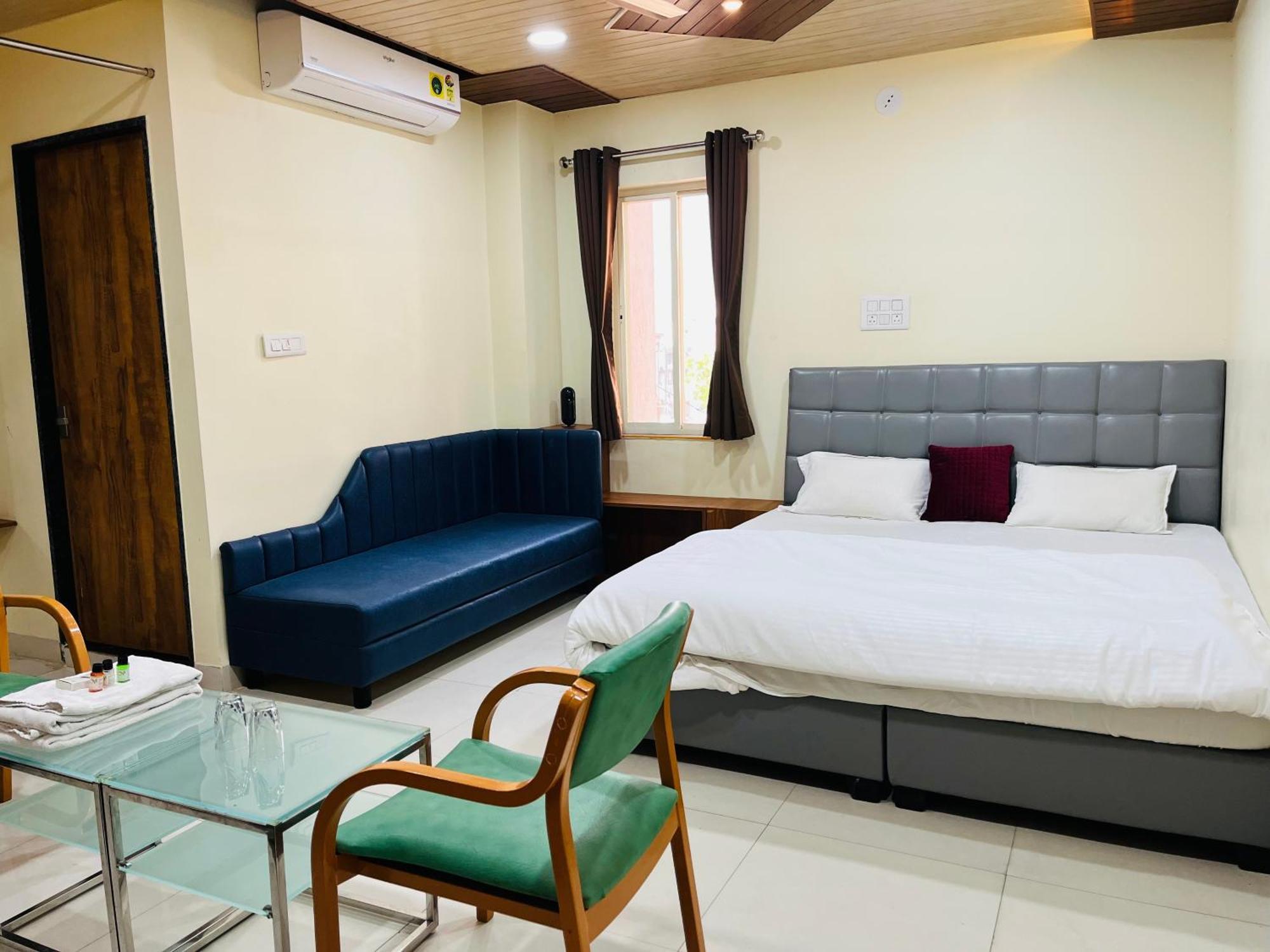 Shri Shiv Ganga Bhakt Niwas Hotel Uddzsaín Kültér fotó
