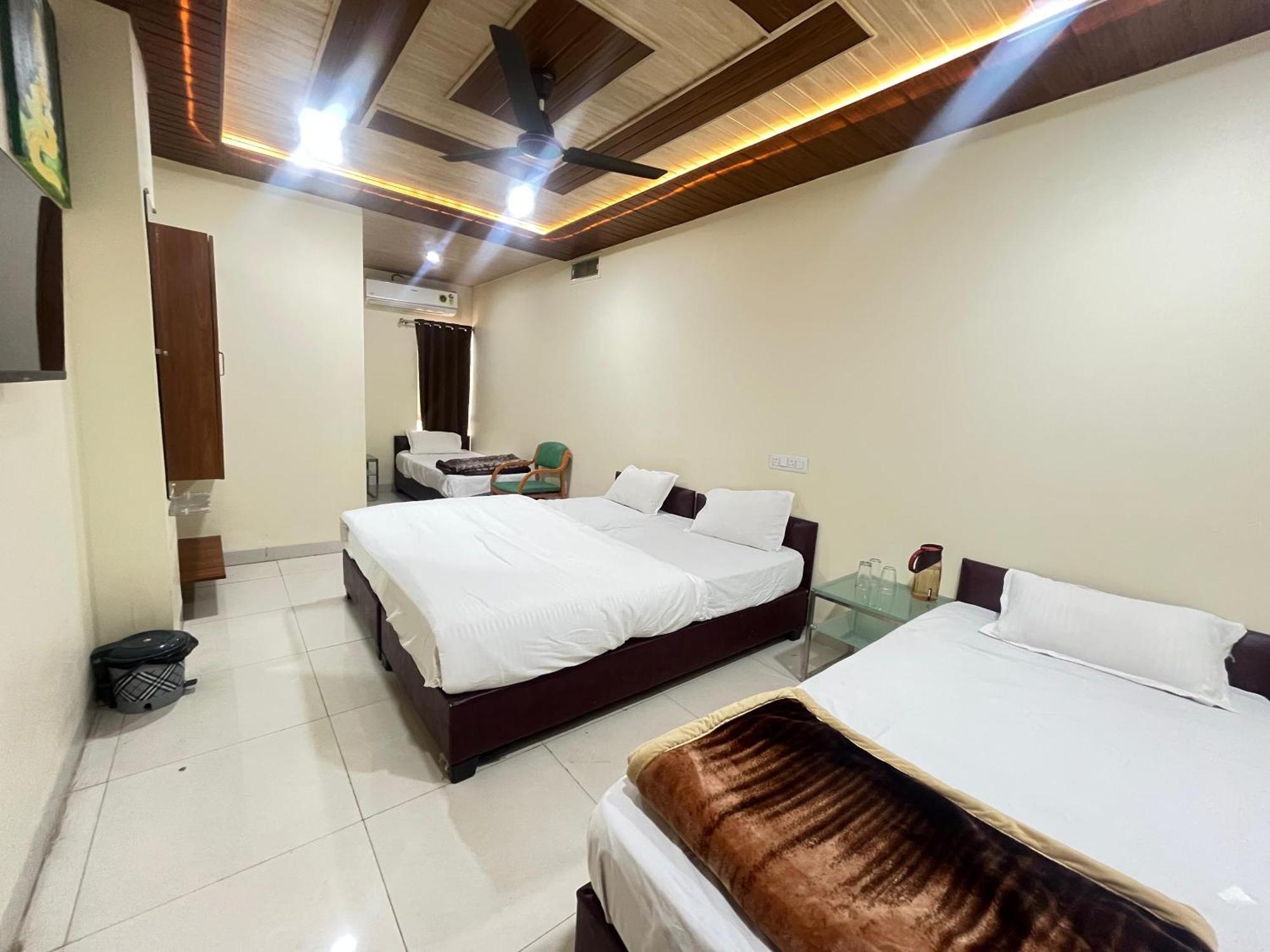 Shri Shiv Ganga Bhakt Niwas Hotel Uddzsaín Kültér fotó
